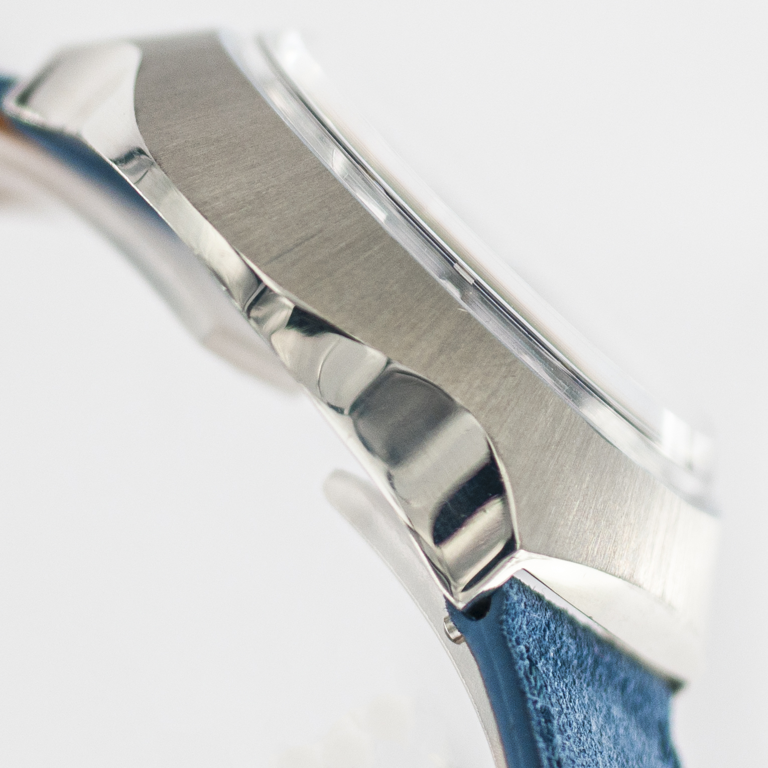 1564_marcels_watch_group_vintage_wristwatch_1972_omega_166.121_geneve_cobra_case_side_06