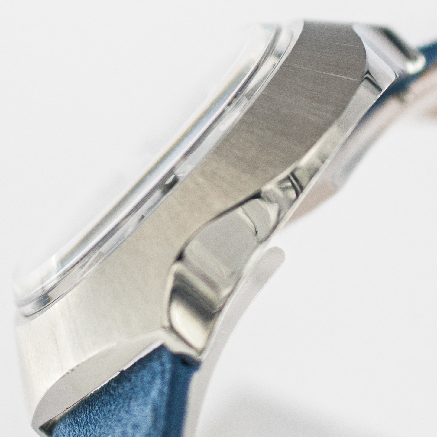 1564_marcels_watch_group_vintage_wristwatch_1972_omega_166.121_geneve_cobra_case_side_07