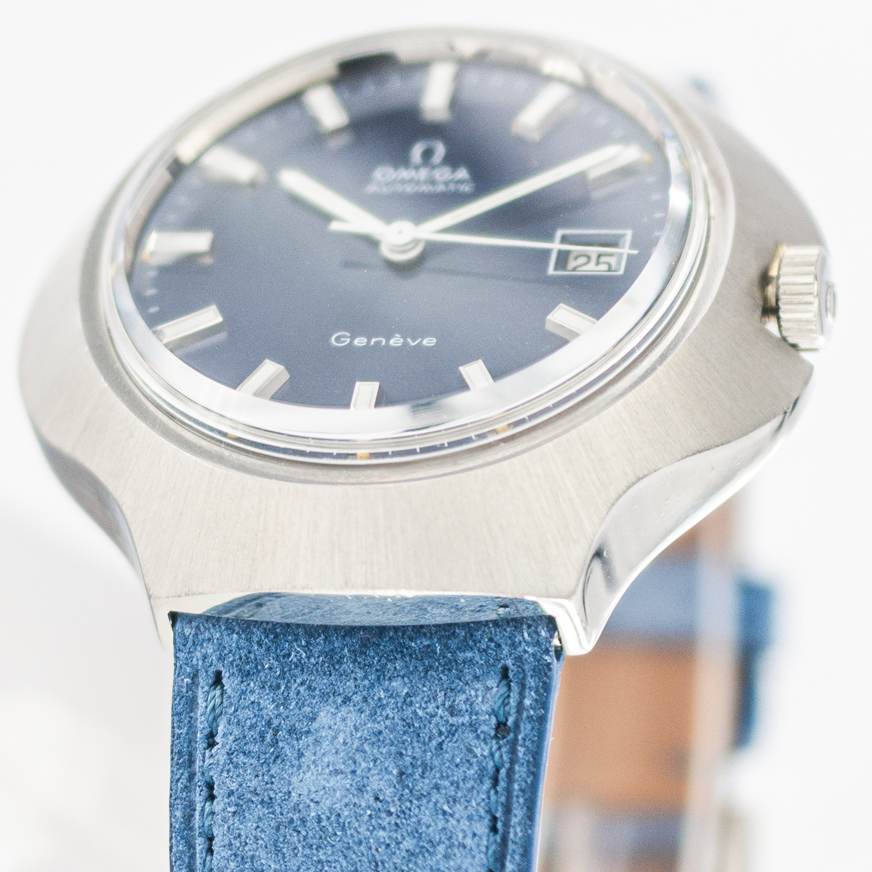 1564_marcels_watch_group_vintage_wristwatch_1972_omega_166.121_geneve_cobra_case_side_08