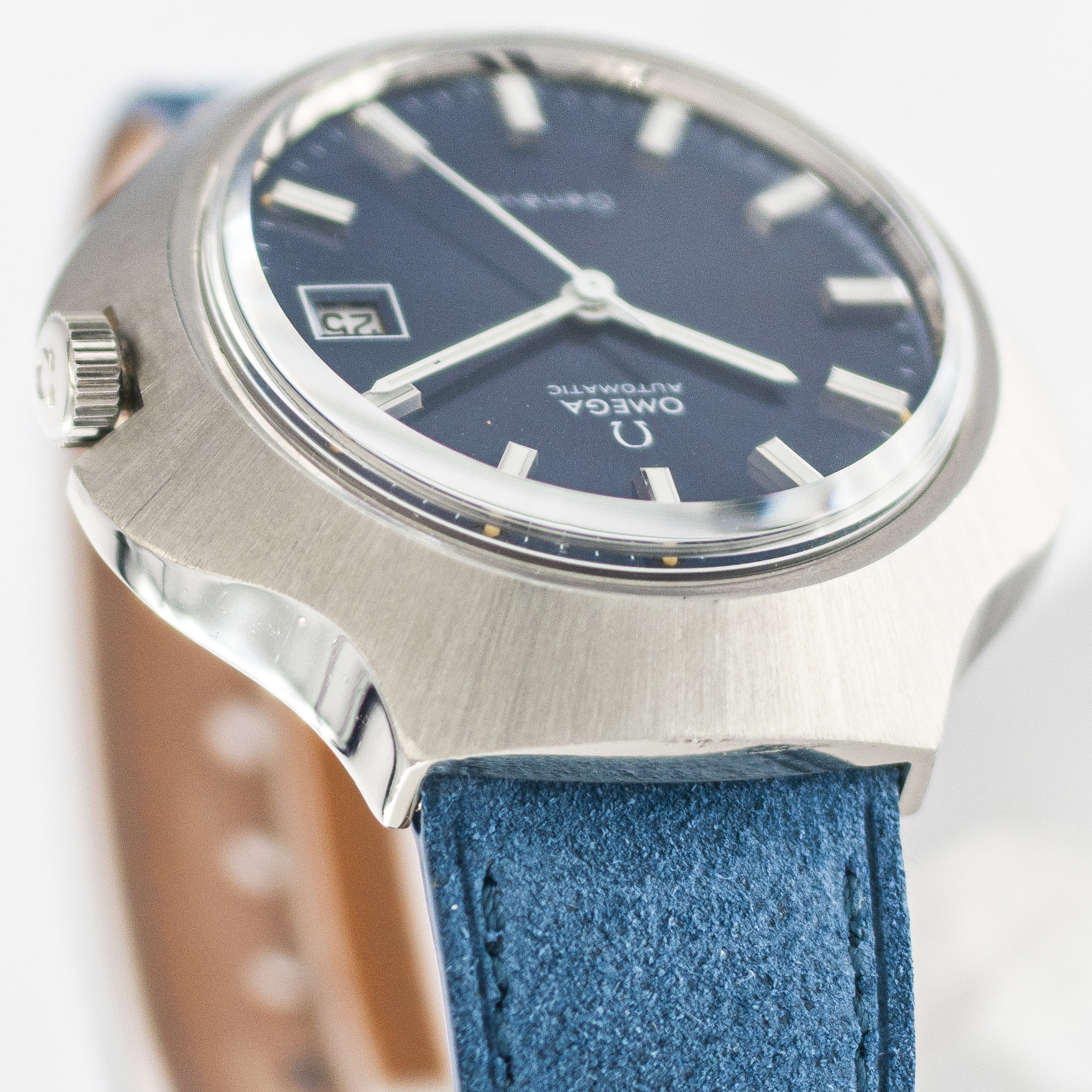 1564_marcels_watch_group_vintage_wristwatch_1972_omega_166.121_geneve_cobra_case_side_09