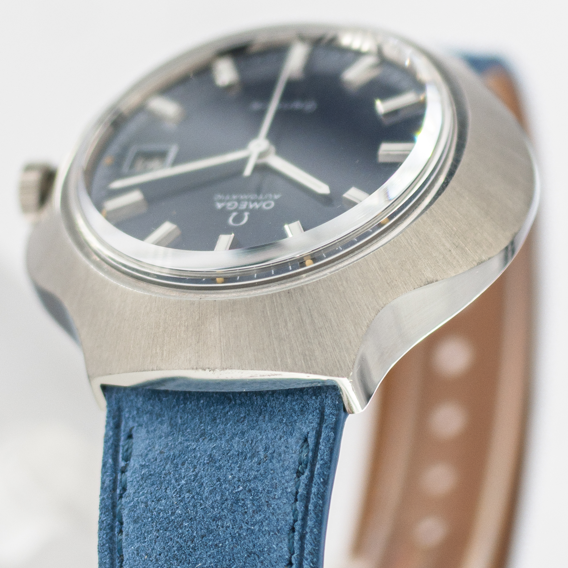 1564_marcels_watch_group_vintage_wristwatch_1972_omega_166.121_geneve_cobra_case_side_10