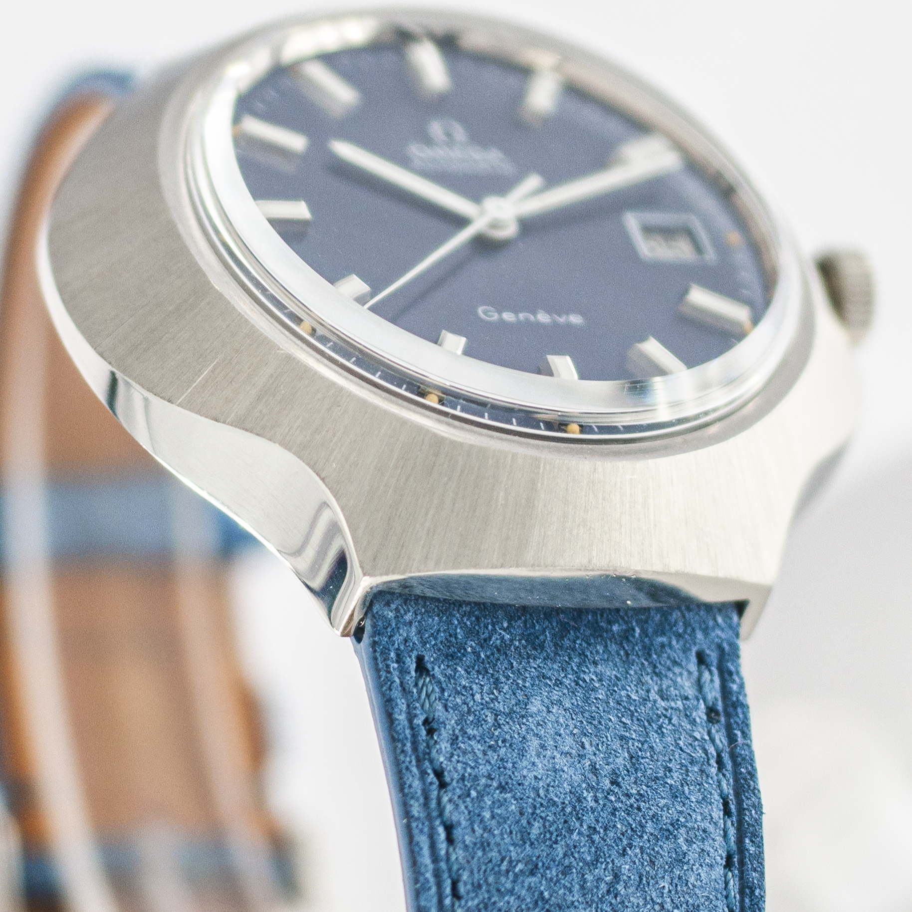 1564_marcels_watch_group_vintage_wristwatch_1972_omega_166.121_geneve_cobra_case_side_11