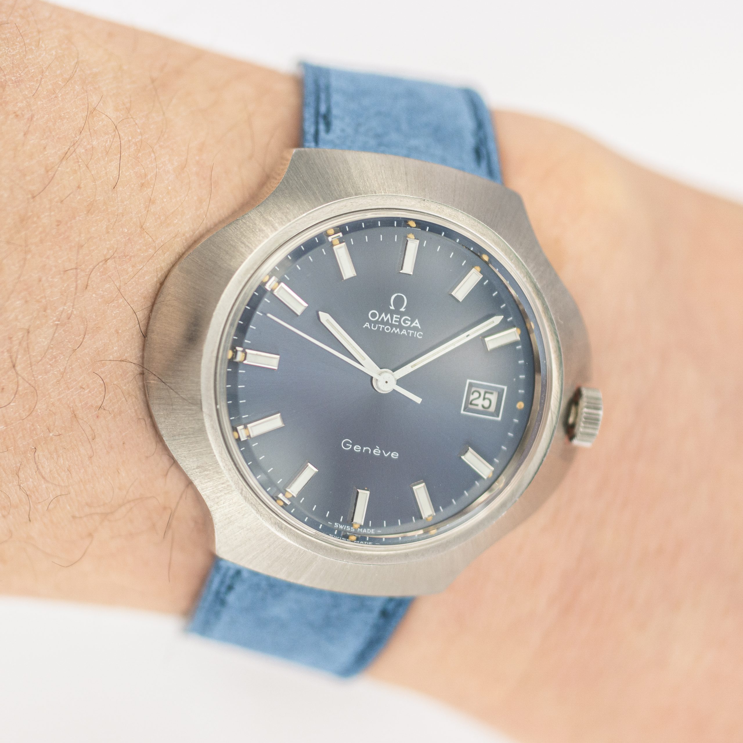 1564_marcels_watch_group_vintage_wristwatch_1972_omega_166.121_geneve_cobra_wristshot_01