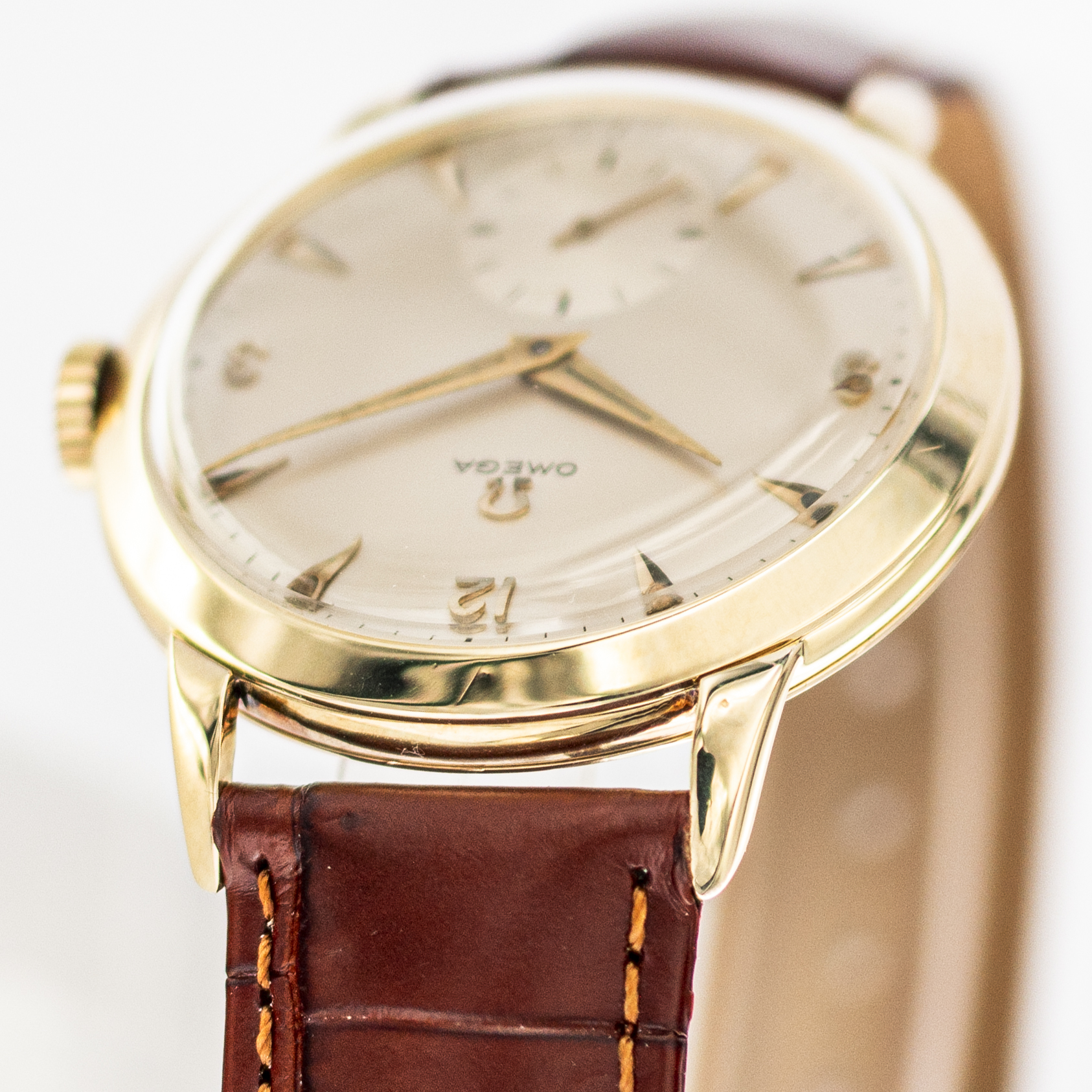 1566_marcels_watch_group_vintage_wristwatch_1952_omega_2684_tresor_lugs_03