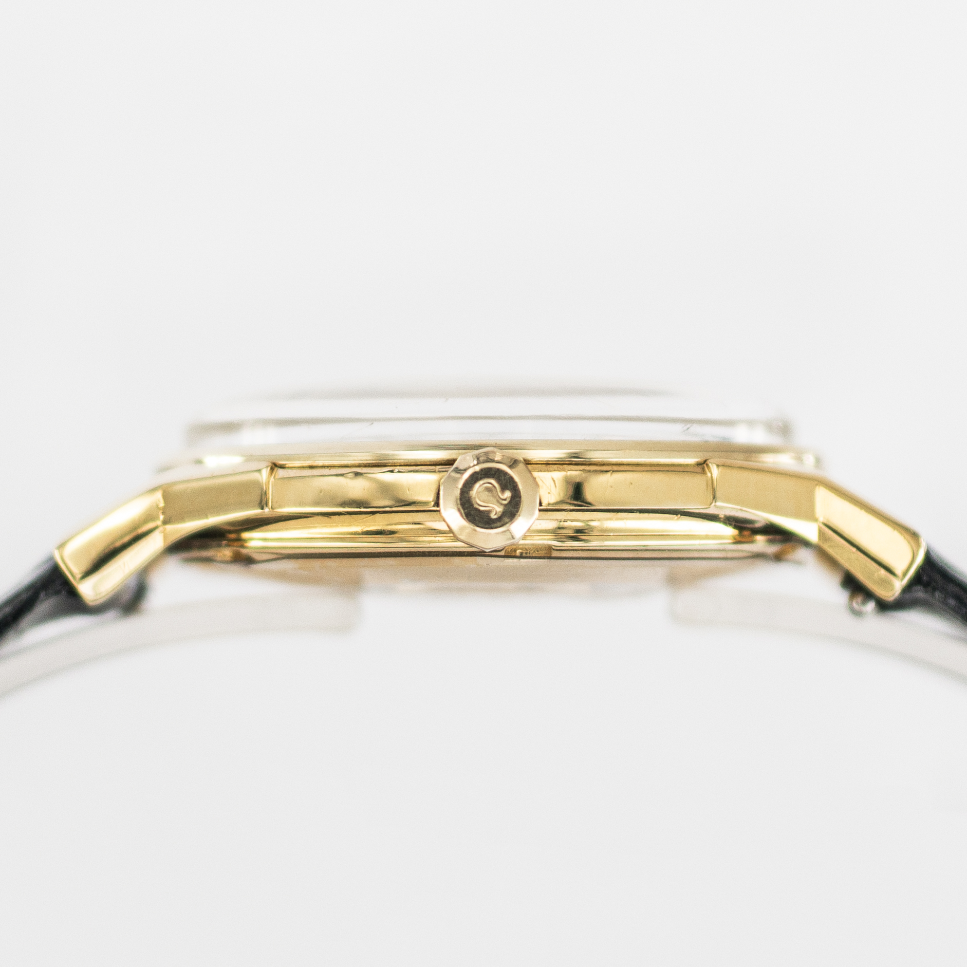 1567_marcels_watch_group_vintage_wristwatch_1963_omega_168.005_constellation_pie_pan_18K_gold_case_side_01