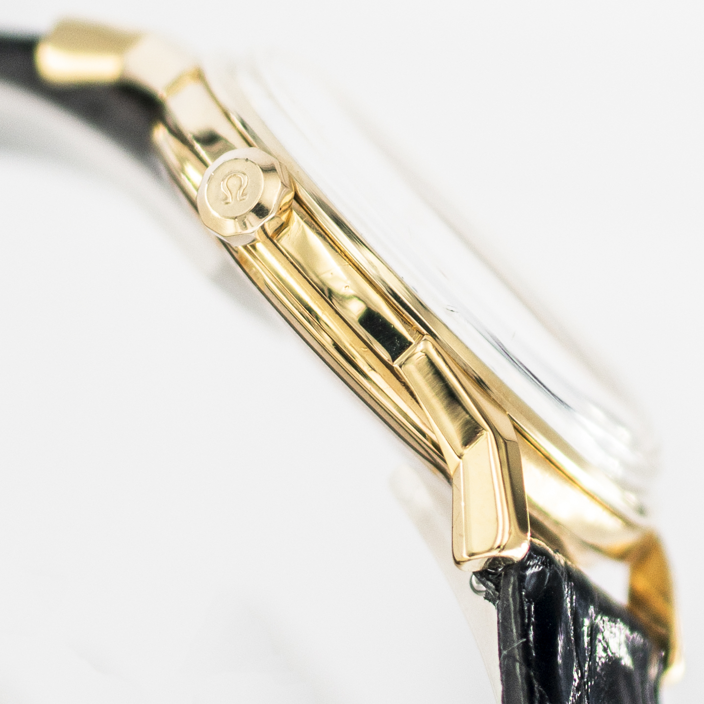 1567_marcels_watch_group_vintage_wristwatch_1963_omega_168.005_constellation_pie_pan_18K_gold_case_side_02