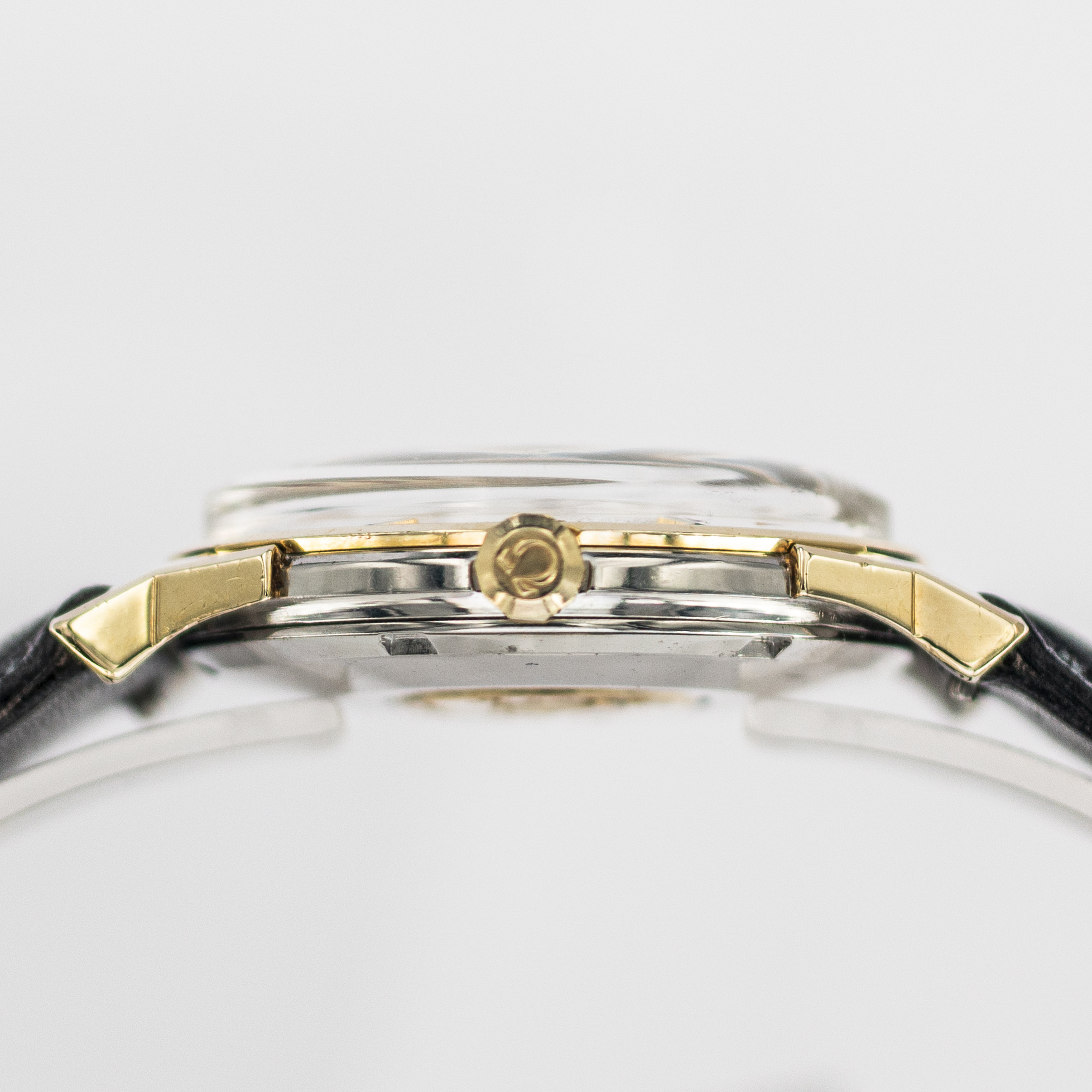 1567_marcels_watch_group_vintage_wristwatch_1963_omega_168.005_constellation_pie_pan_case_side_01