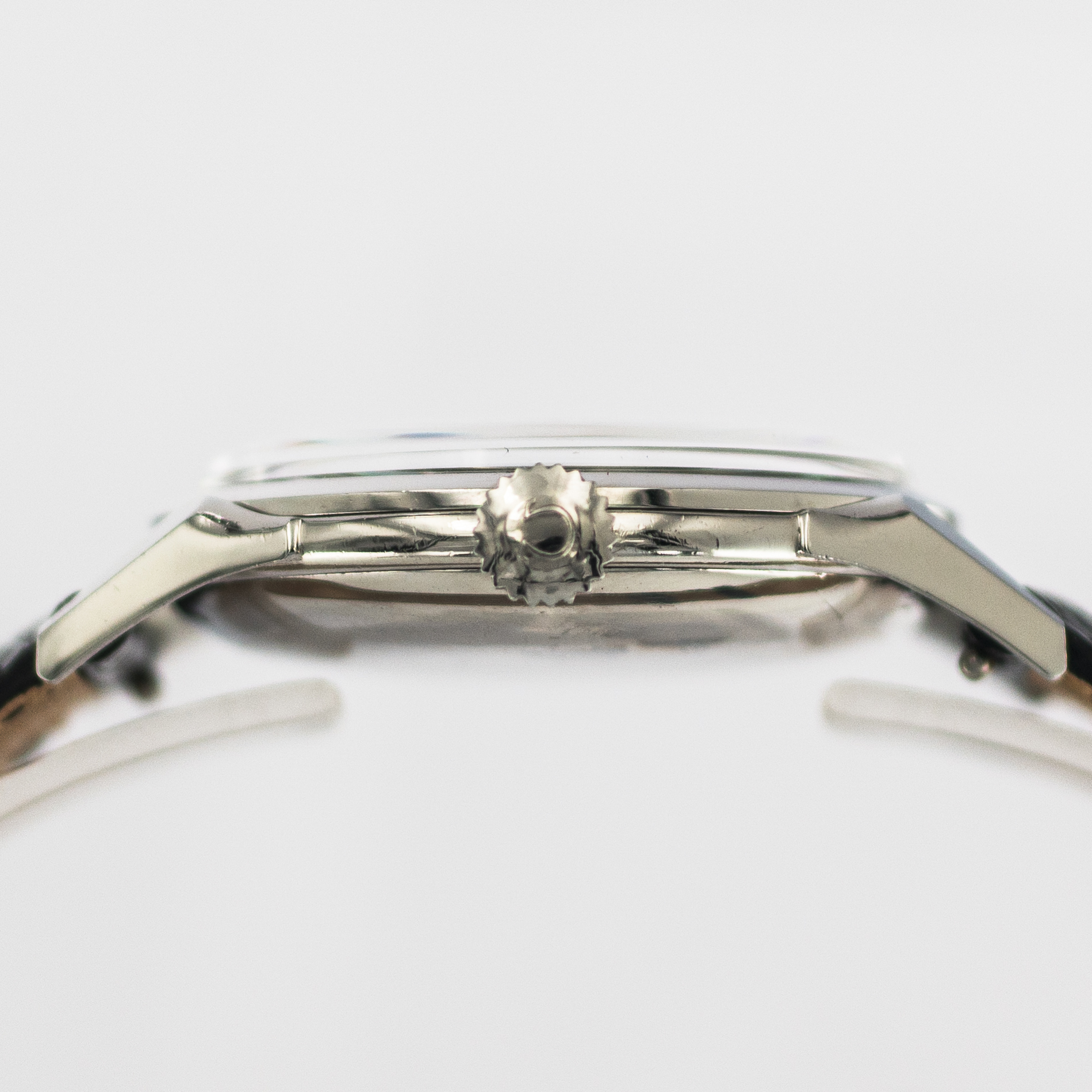 1569_marcels_watch_group_vintage_wristwatch_1952_omega_2608_6sc_case_side_01
