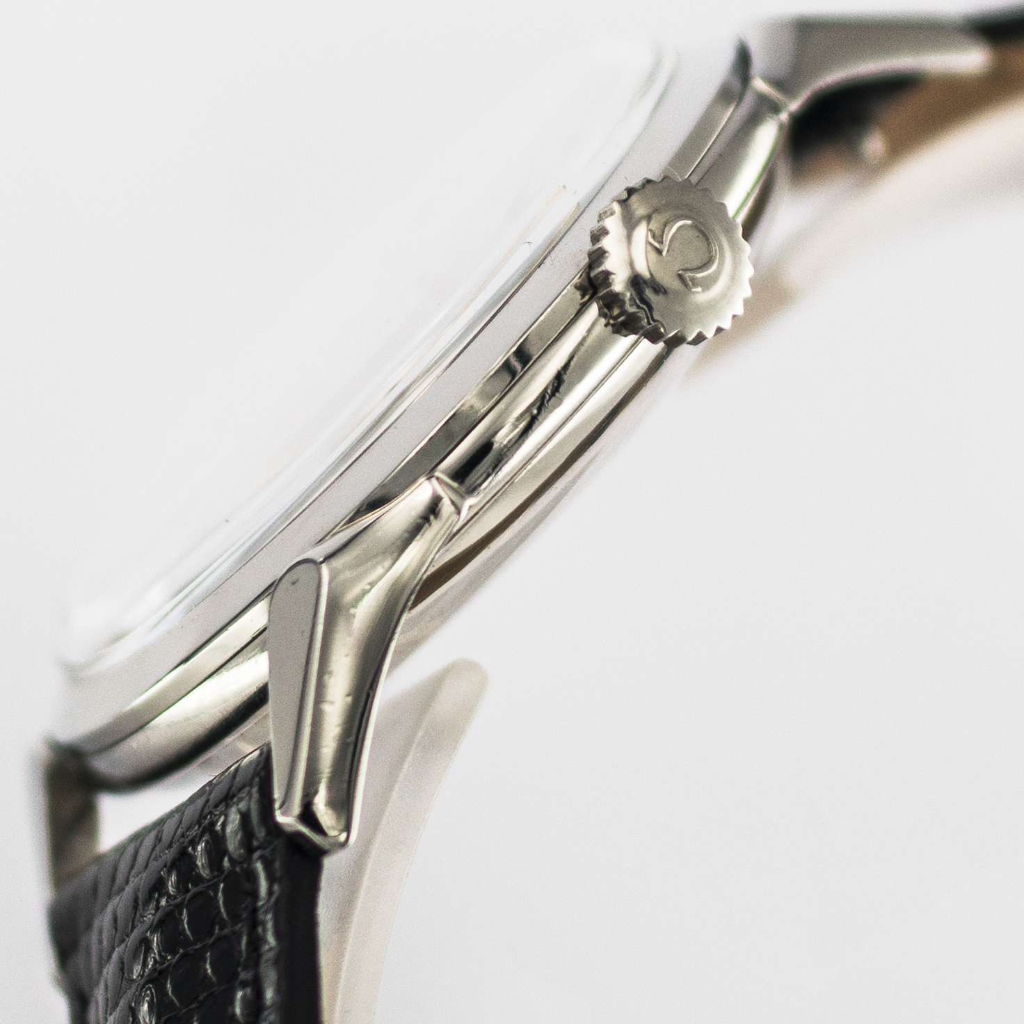 1569_marcels_watch_group_vintage_wristwatch_1952_omega_2608_6sc_case_side_03