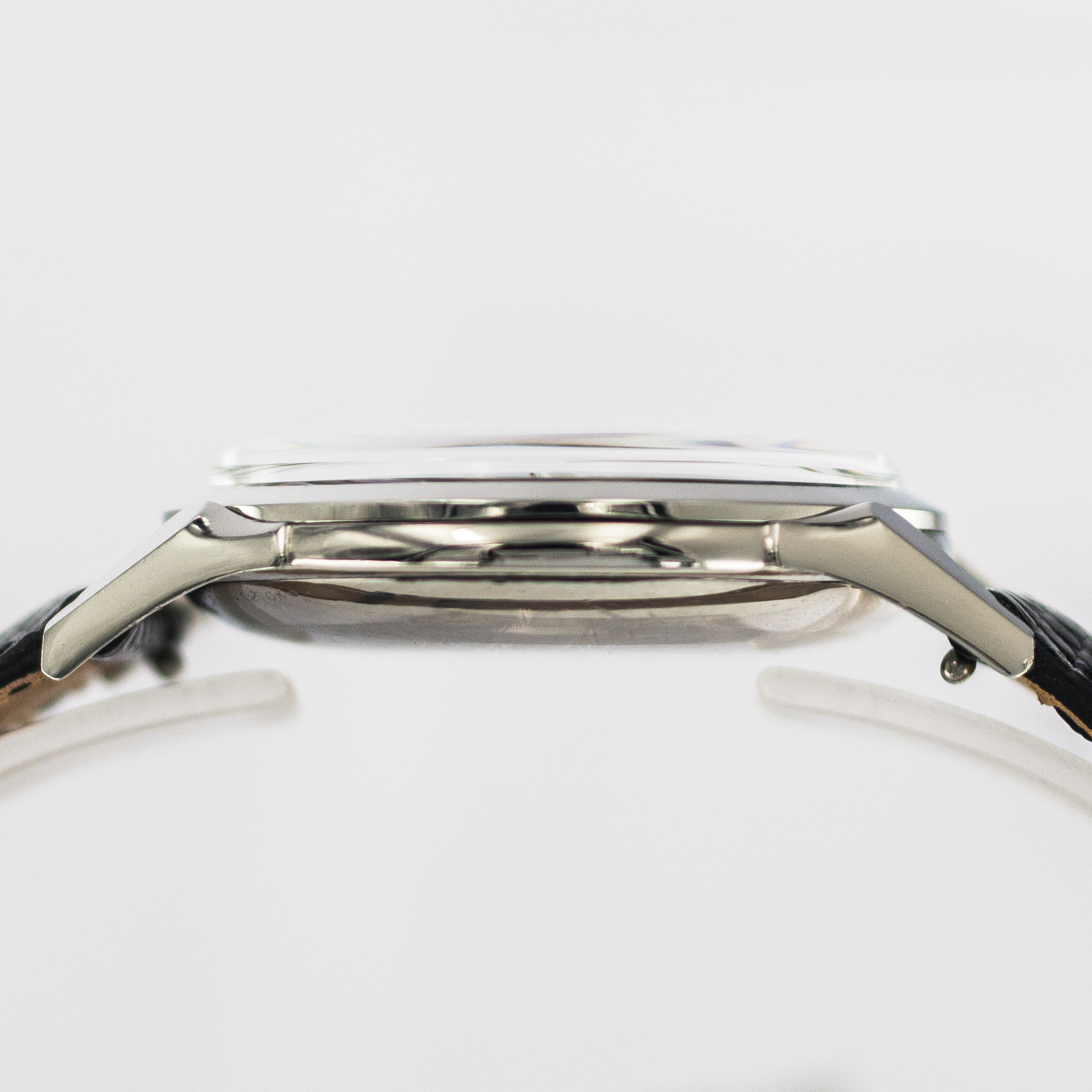 1569_marcels_watch_group_vintage_wristwatch_1952_omega_2608_6sc_case_side_05