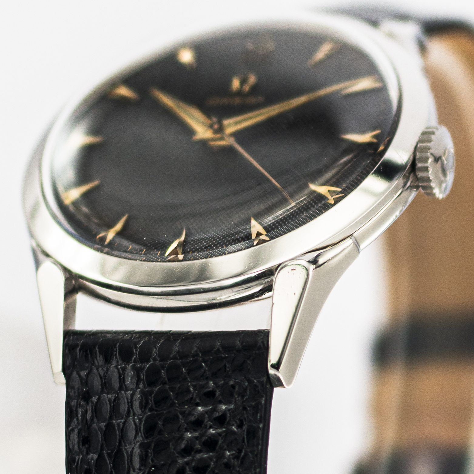 1569_marcels_watch_group_vintage_wristwatch_1952_omega_2608_6sc_lugs_01