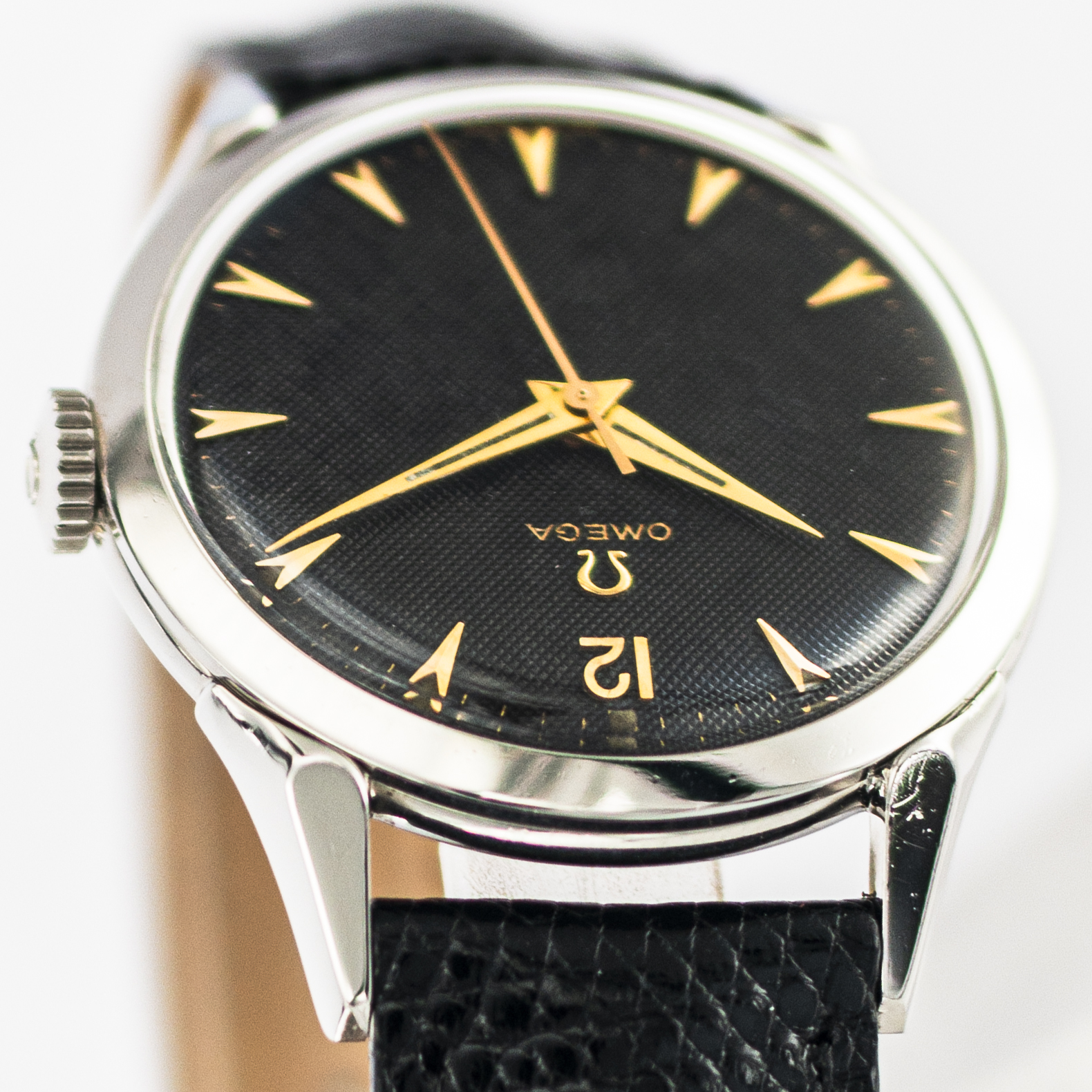 1569_marcels_watch_group_vintage_wristwatch_1952_omega_2608_6sc_lugs_02