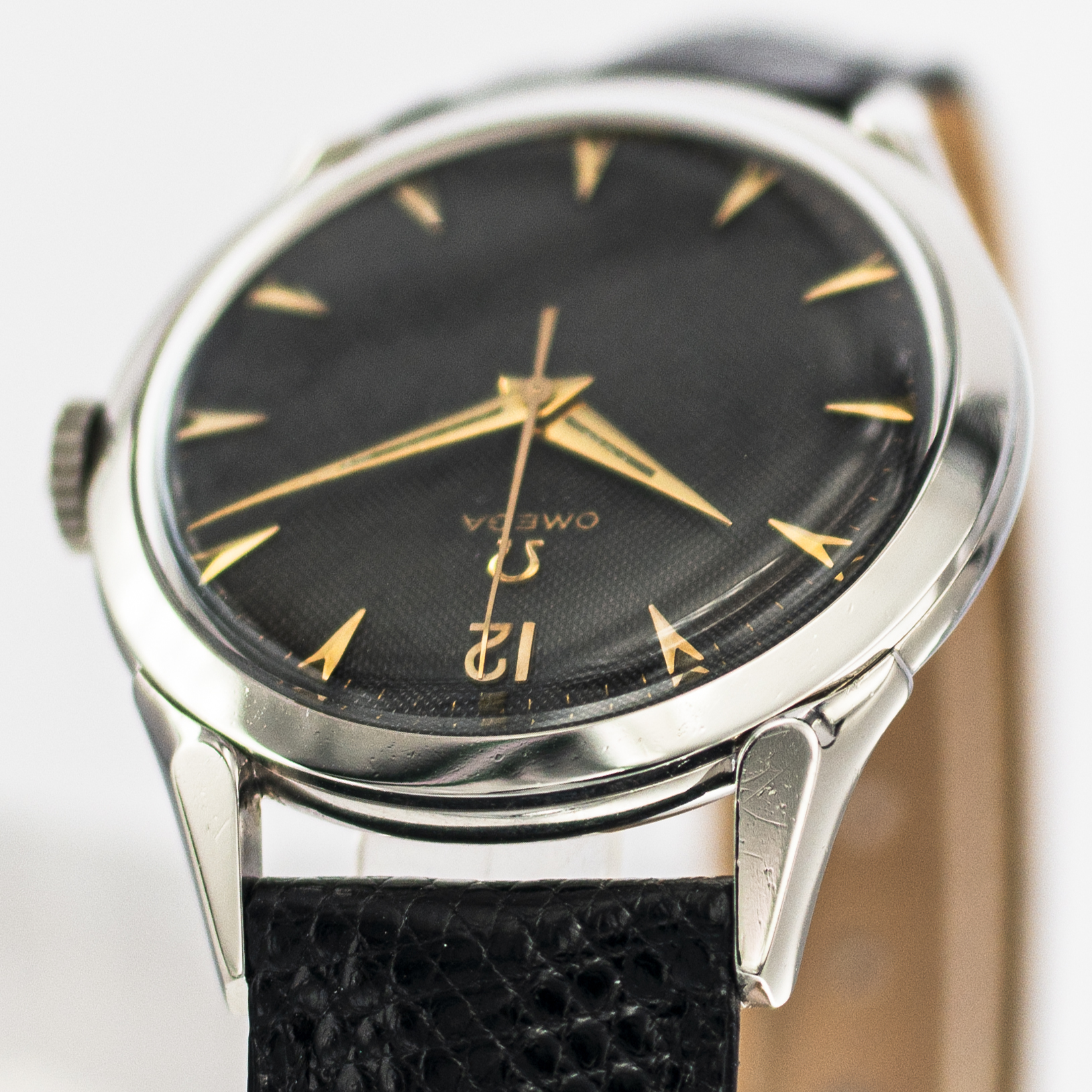 1569_marcels_watch_group_vintage_wristwatch_1952_omega_2608_6sc_lugs_03
