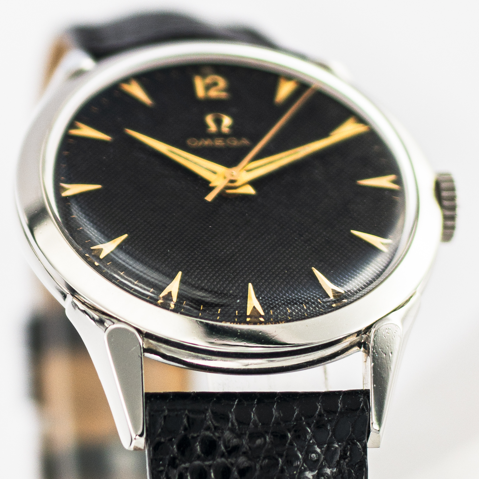 1569_marcels_watch_group_vintage_wristwatch_1952_omega_2608_6sc_lugs_04