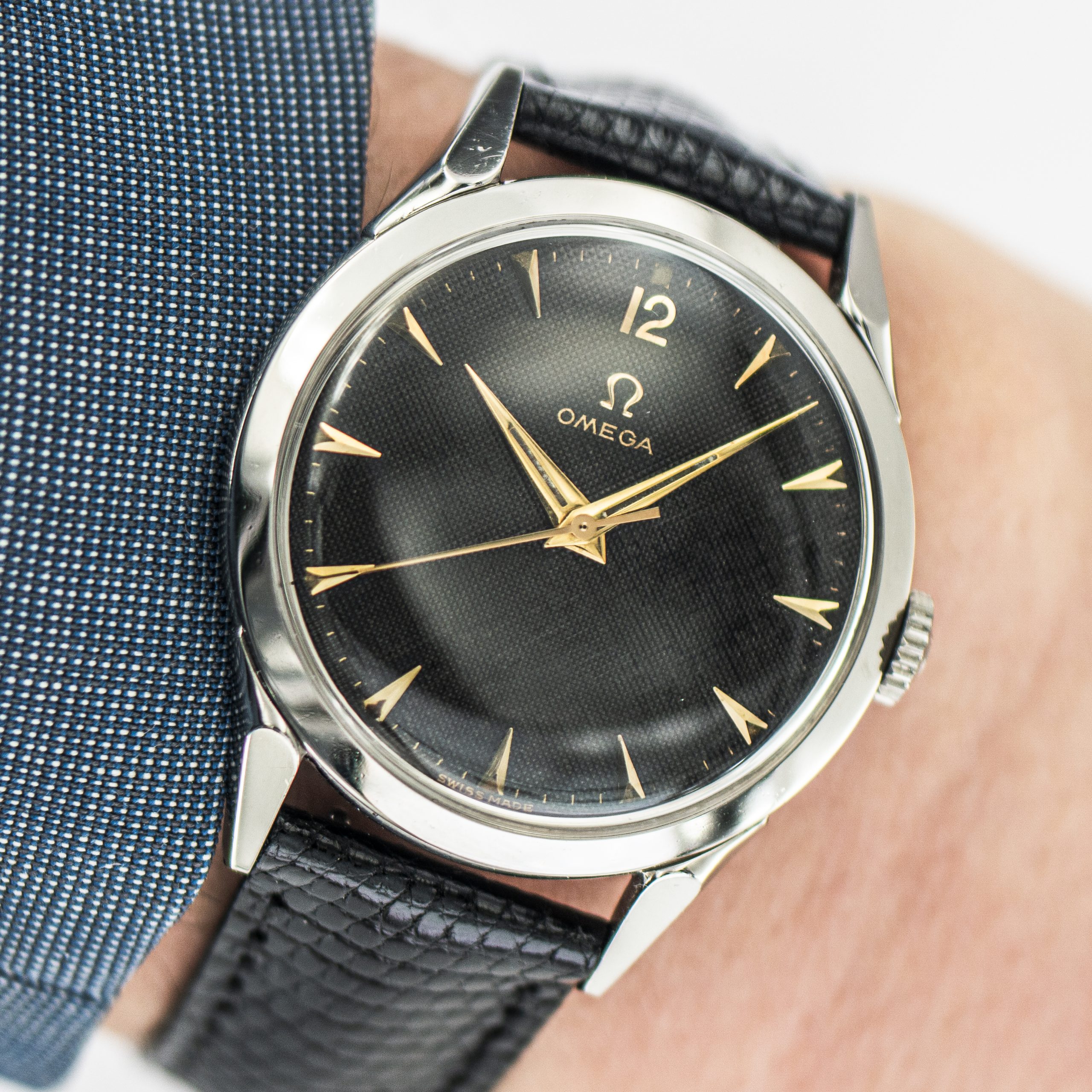 1569_marcels_watch_group_vintage_wristwatch_1952_omega_2608_6sc_wristshot_01
