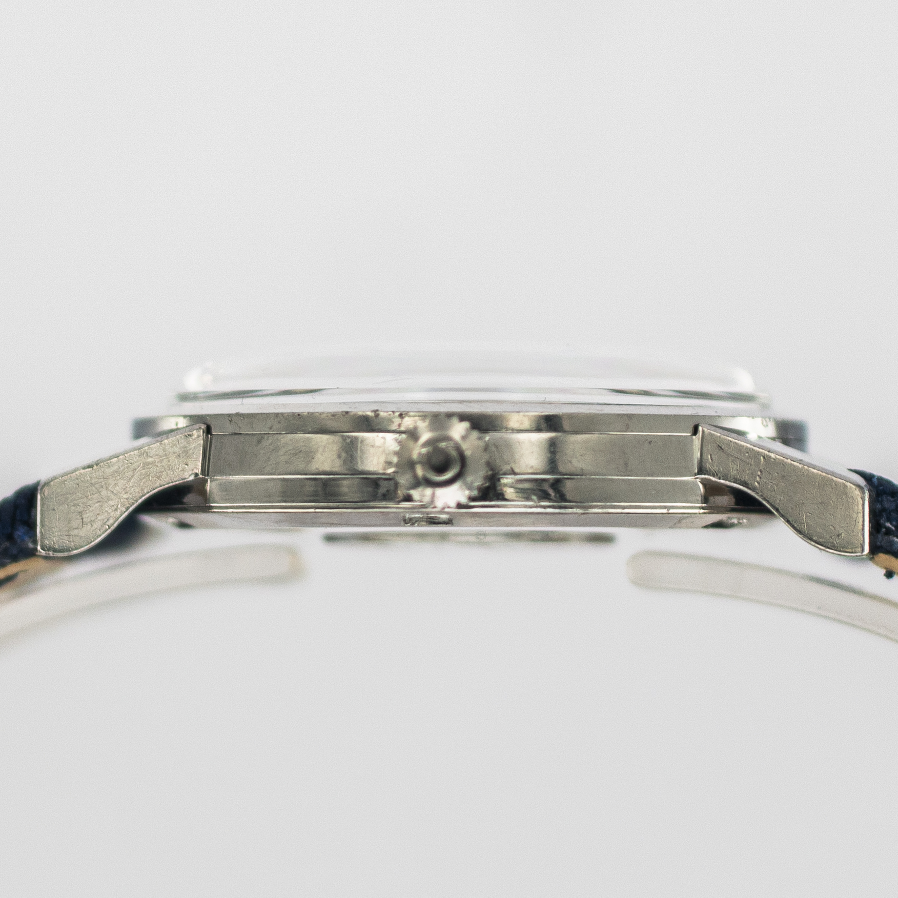 1571_marcels_watch_group_vintage_wristwatch_1962_omega_135.005_seamaster_case_side_01