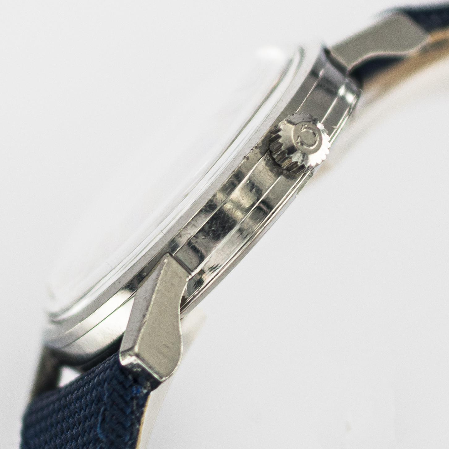 1571_marcels_watch_group_vintage_wristwatch_1962_omega_135.005_seamaster_case_side_02