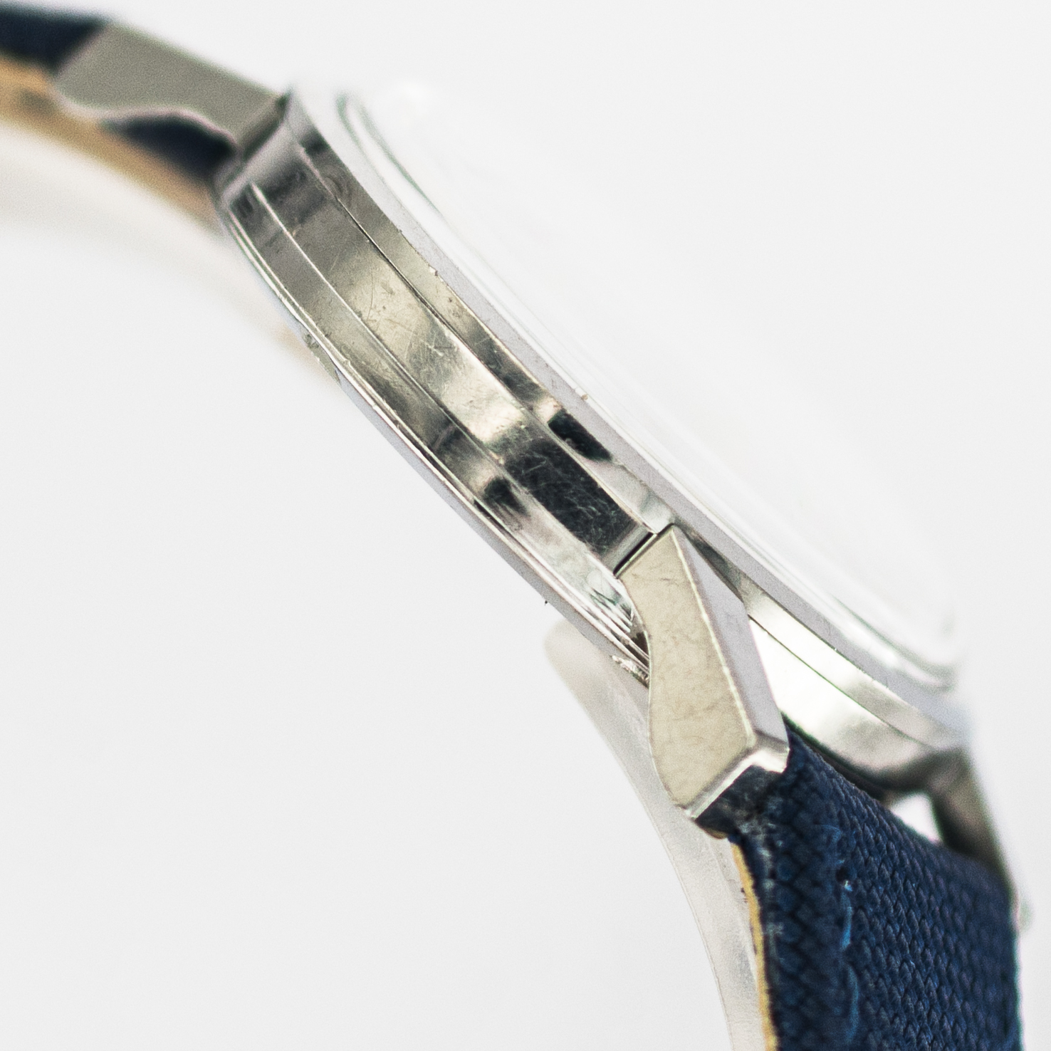 1571_marcels_watch_group_vintage_wristwatch_1962_omega_135.005_seamaster_case_side_07