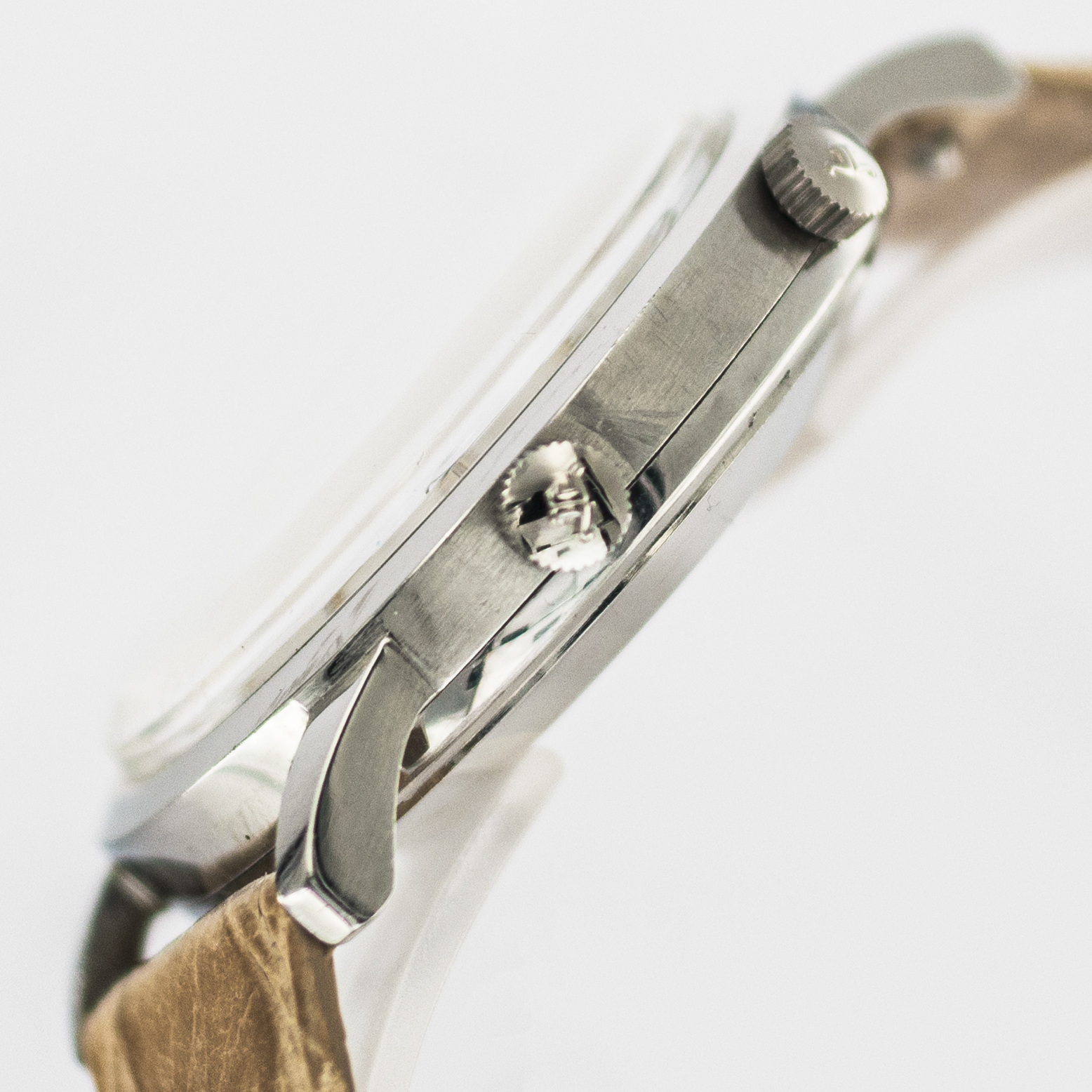 1572_marcels_watch_group_vintage_wristwatch_1966_jaegerlecoultre_e855_memovox_parking_case_side_0