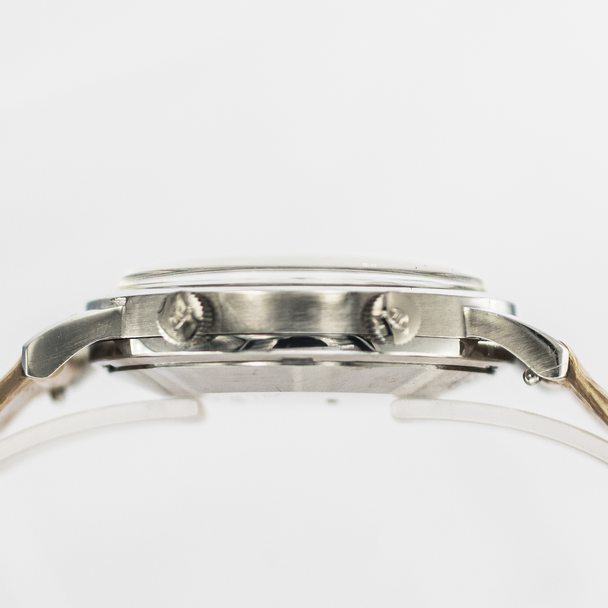 1572_marcels_watch_group_vintage_wristwatch_1966_jaegerlecoultre_e855_memovox_parking_case_side_01