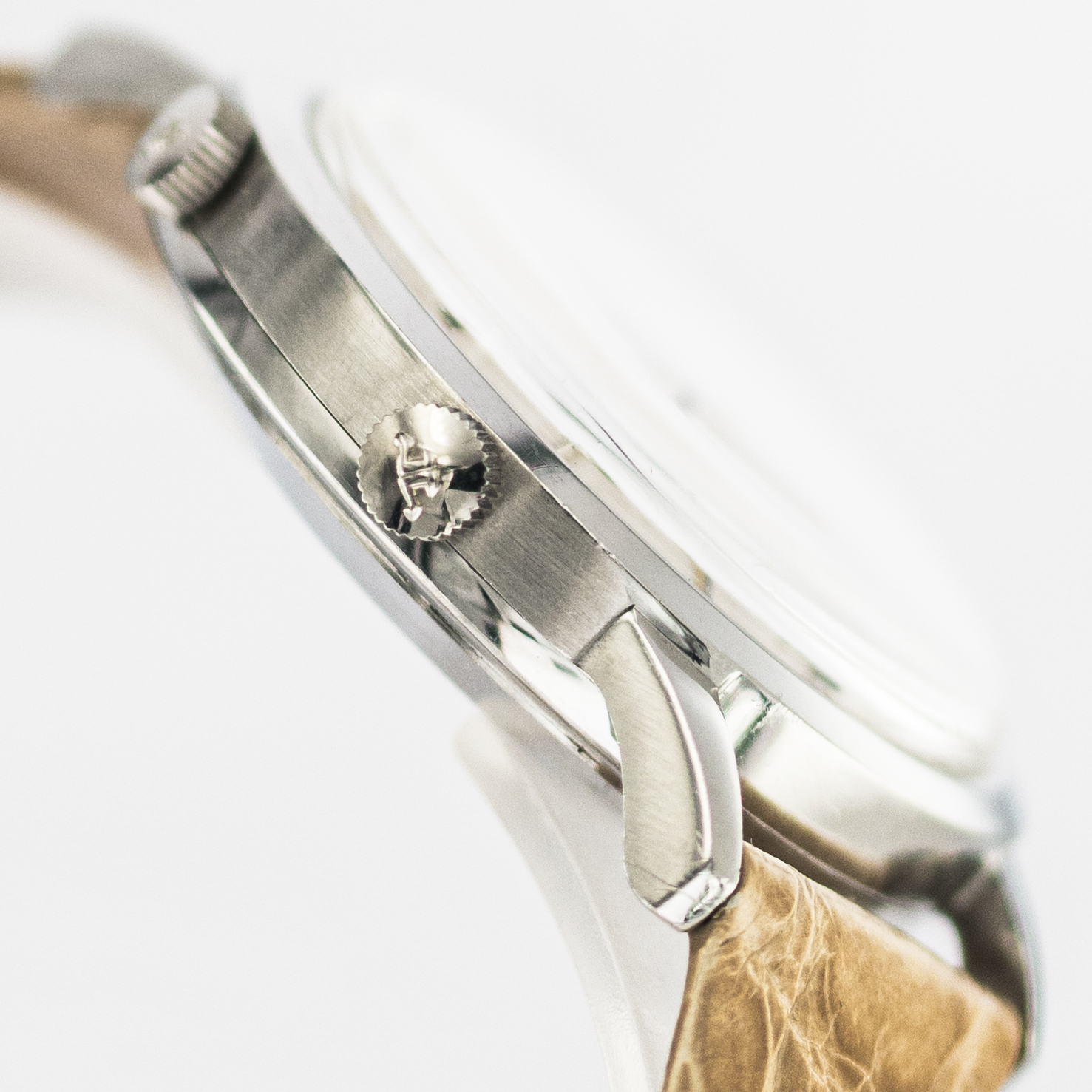 1572_marcels_watch_group_vintage_wristwatch_1966_jaegerlecoultre_e855_memovox_parking_case_side_02