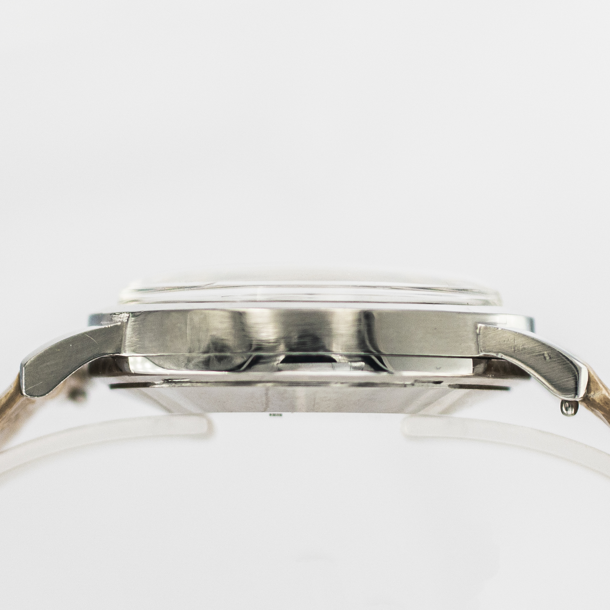 1572_marcels_watch_group_vintage_wristwatch_1966_jaegerlecoultre_e855_memovox_parking_case_side_04