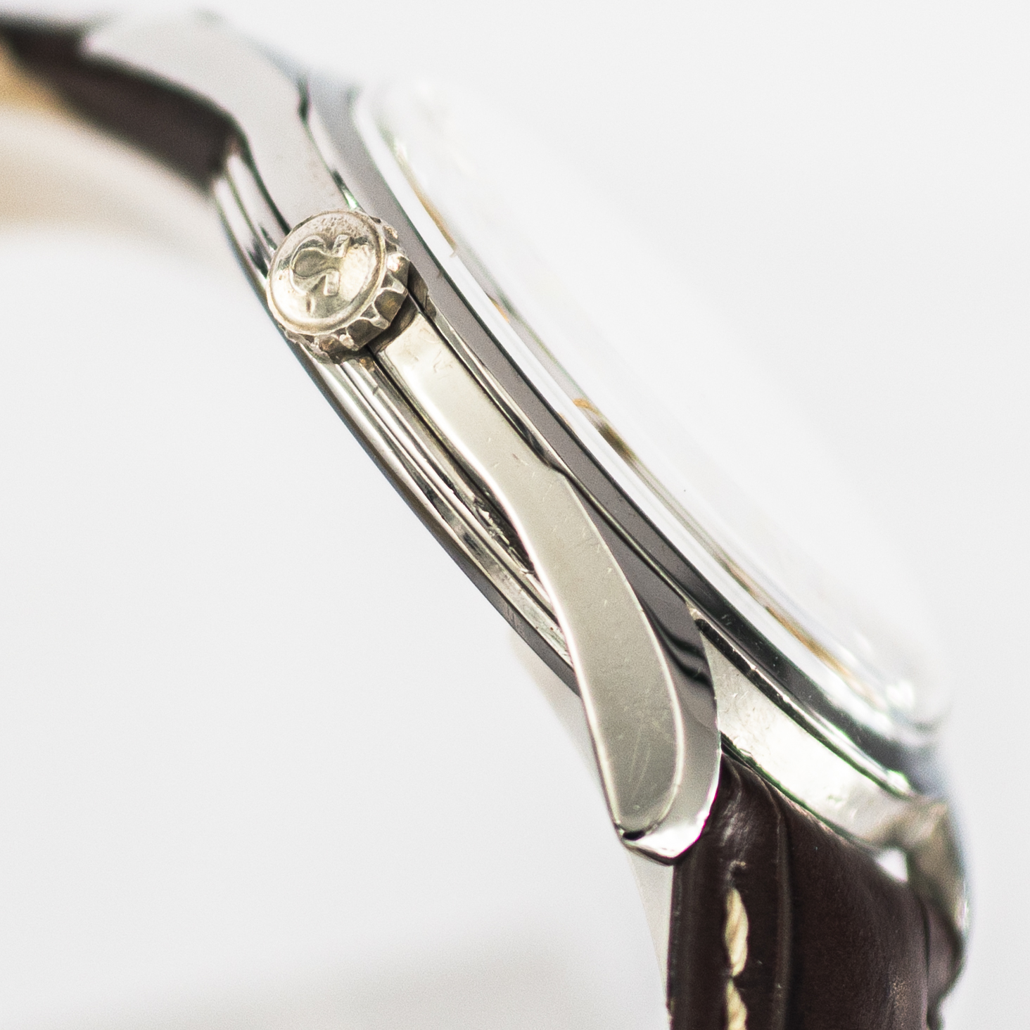 1573_marcels_watch_group_vintage_wristwatch_1957_omega_2937_seamaster_case_side_02