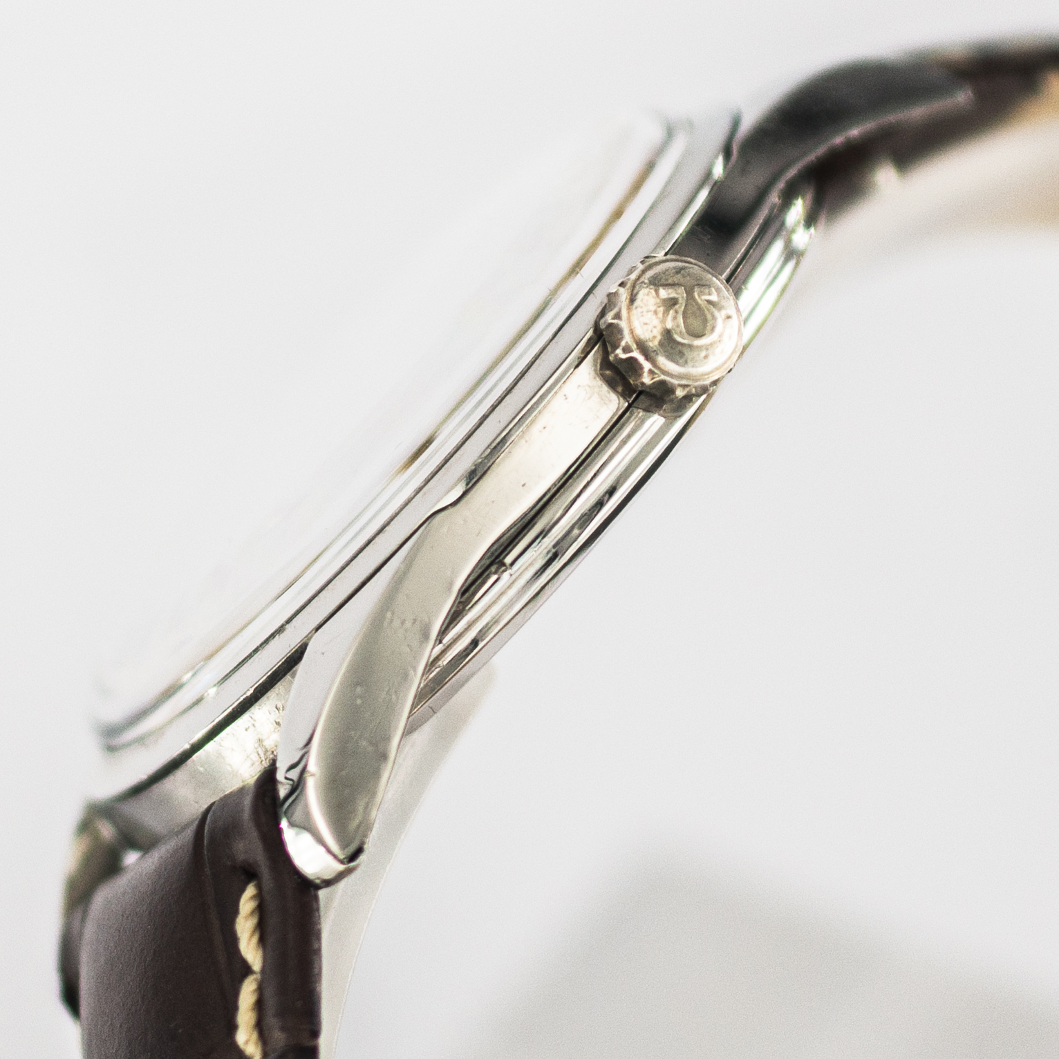 1573_marcels_watch_group_vintage_wristwatch_1957_omega_2937_seamaster_case_side_03