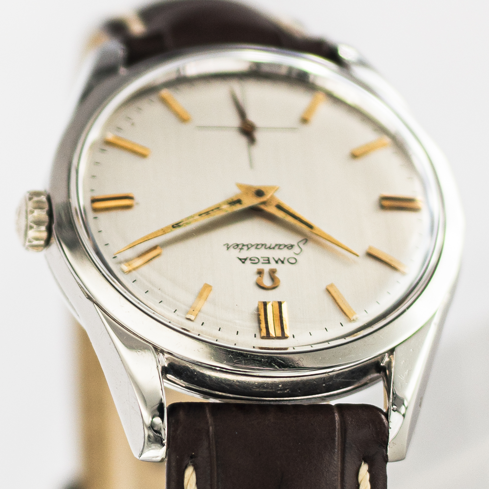 1573_marcels_watch_group_vintage_wristwatch_1957_omega_2937_seamaster_lugs_02