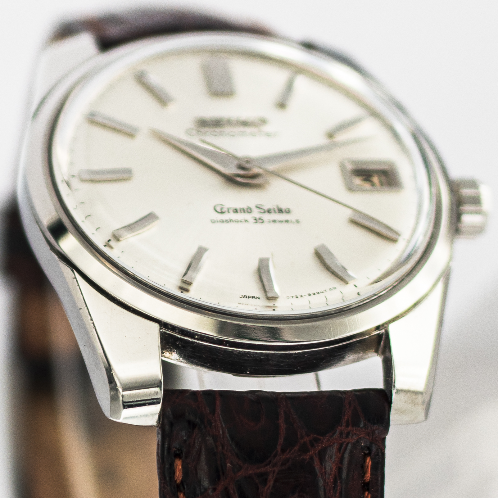 1576_marcels_watch_group_vintage_wristwatch_1965_grand_seiko_2nd_gen_cal5722a_case_lugs_04