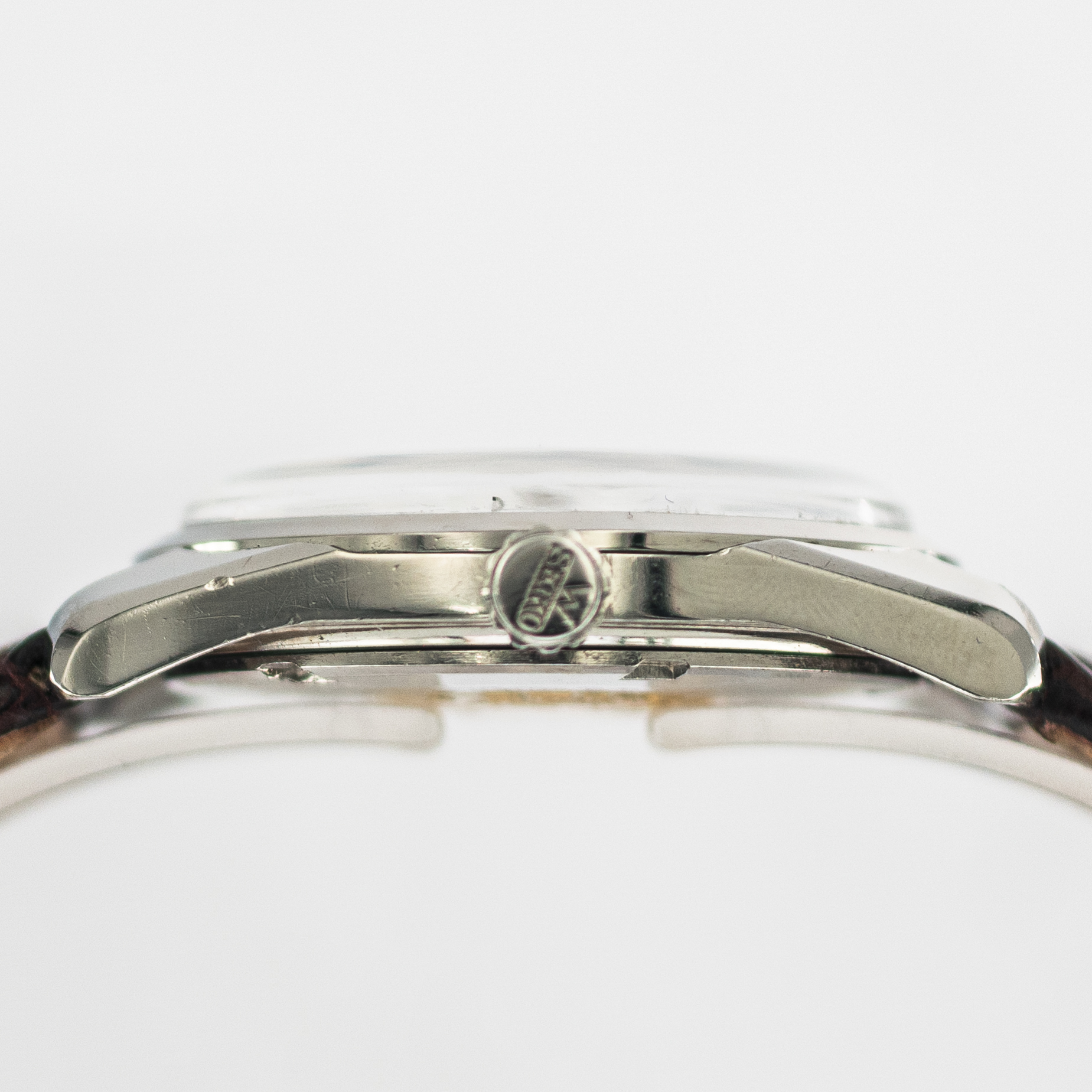 1576_marcels_watch_group_vintage_wristwatch_1965_grand_seiko_2nd_gen_cal5722a_case_side_01
