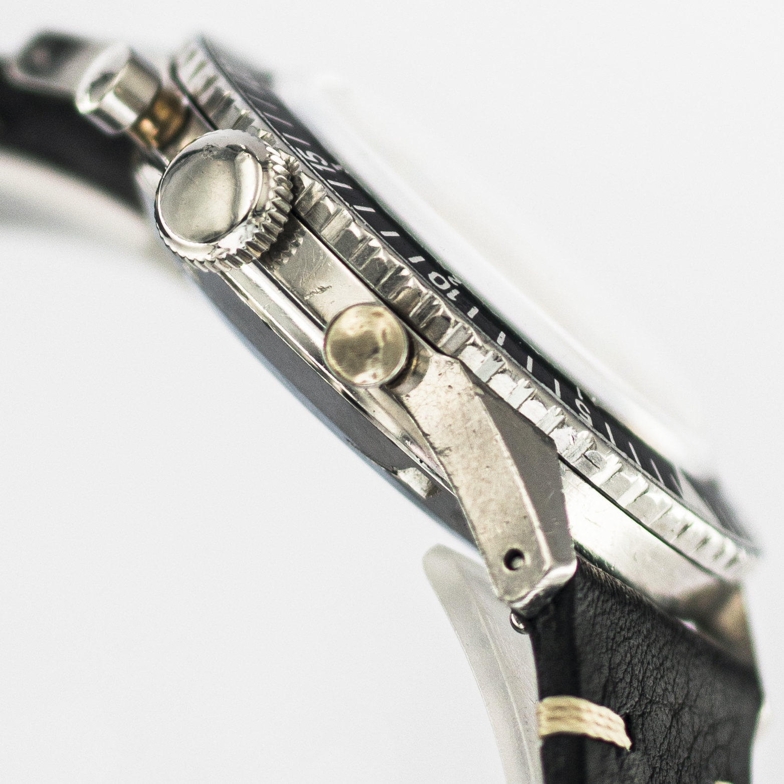 1535_marcels_watch_group_nivada_grenchen_9688_M8221_aviator_sea_diver_case_side_02