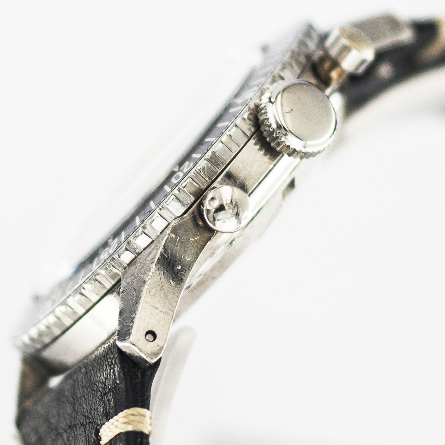 1535_marcels_watch_group_nivada_grenchen_9688_M8221_aviator_sea_diver_case_side_03