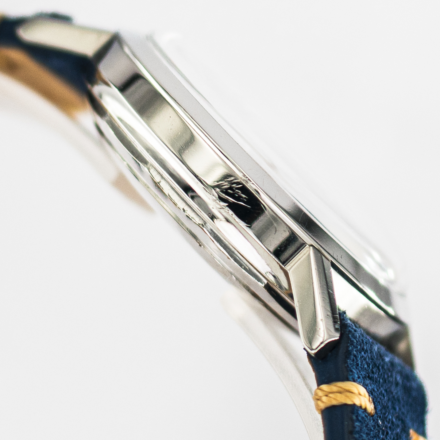 1582_marcels_watch_group_wristwatch_1964_vintage_lemania_867_64_case_side_05