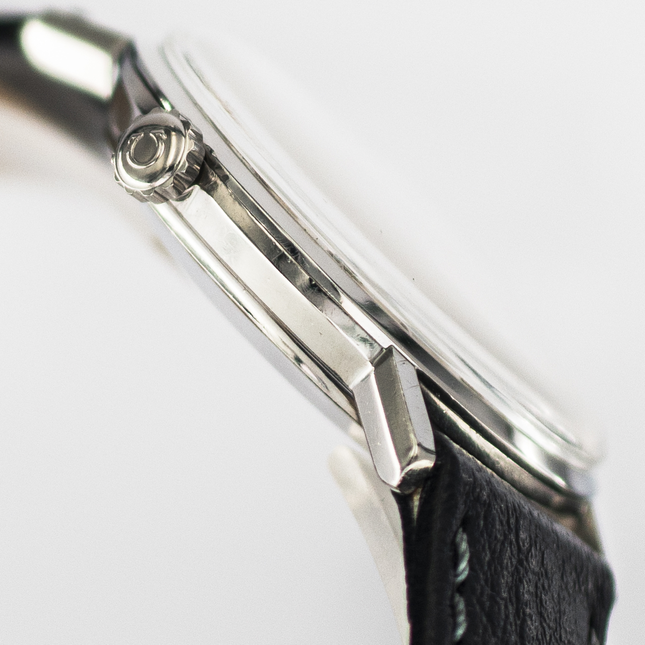 1590_marcels_watch_group_vintage_wrist_watch_1963_omega_14765_seamaster_de_ville_case_side_02
