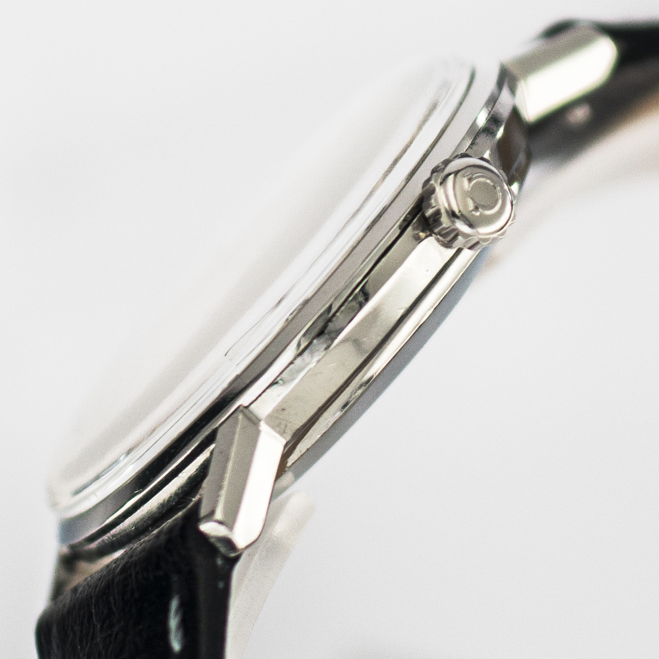 1590_marcels_watch_group_vintage_wrist_watch_1963_omega_14765_seamaster_de_ville_case_side_03
