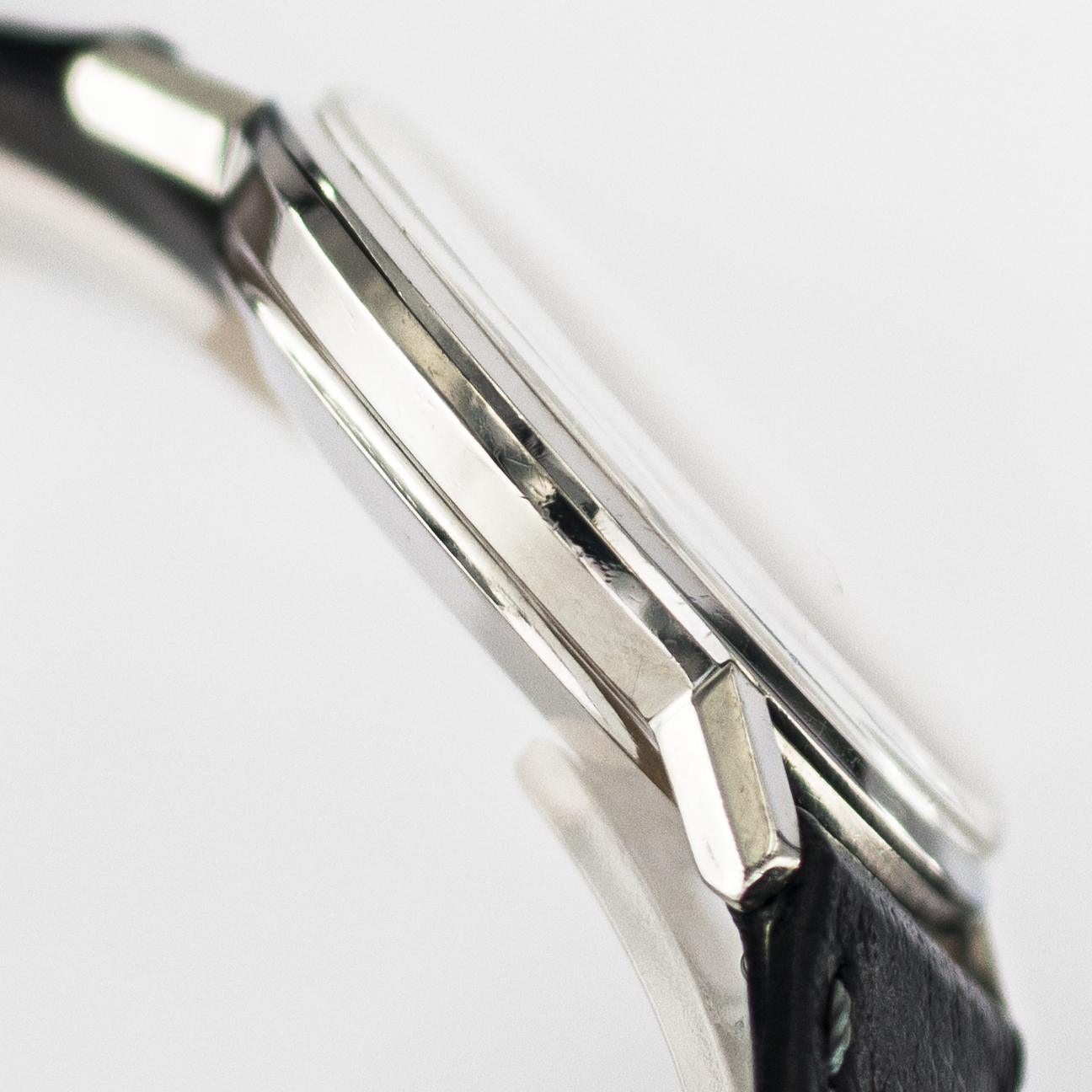 1590_marcels_watch_group_vintage_wrist_watch_1963_omega_14765_seamaster_de_ville_case_side_05