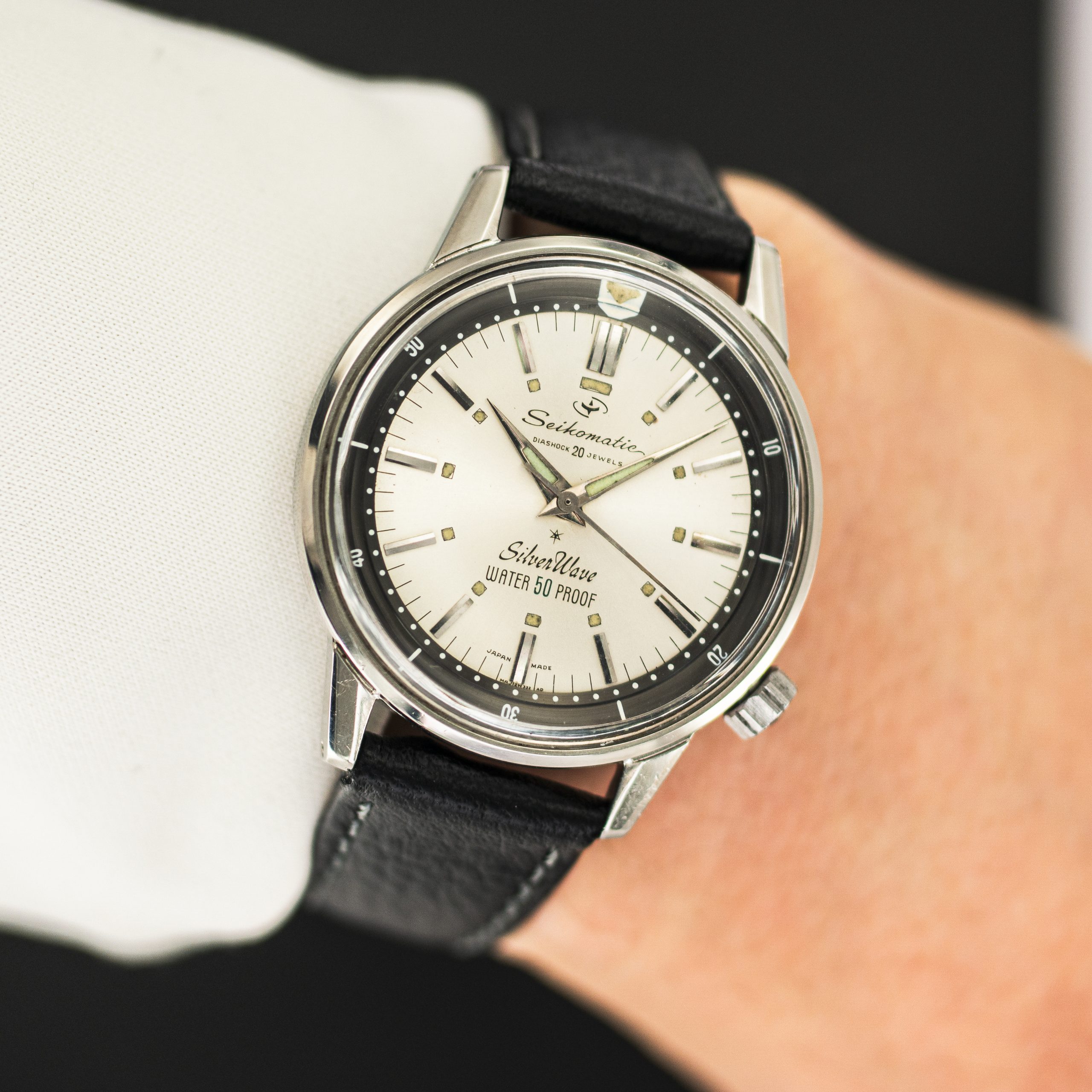 1598_marcels_watch_group_wristwatch_1961_vintage_seiko_3612659_silver_wave_wristshot_01