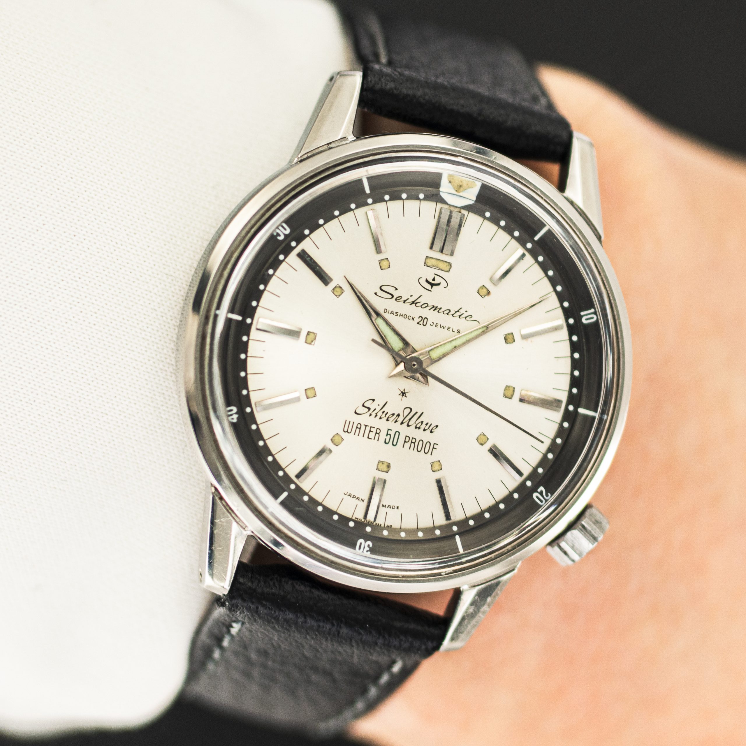 1598_marcels_watch_group_wristwatch_1961_vintage_seiko_3612659_silver_wave_wristshot_02