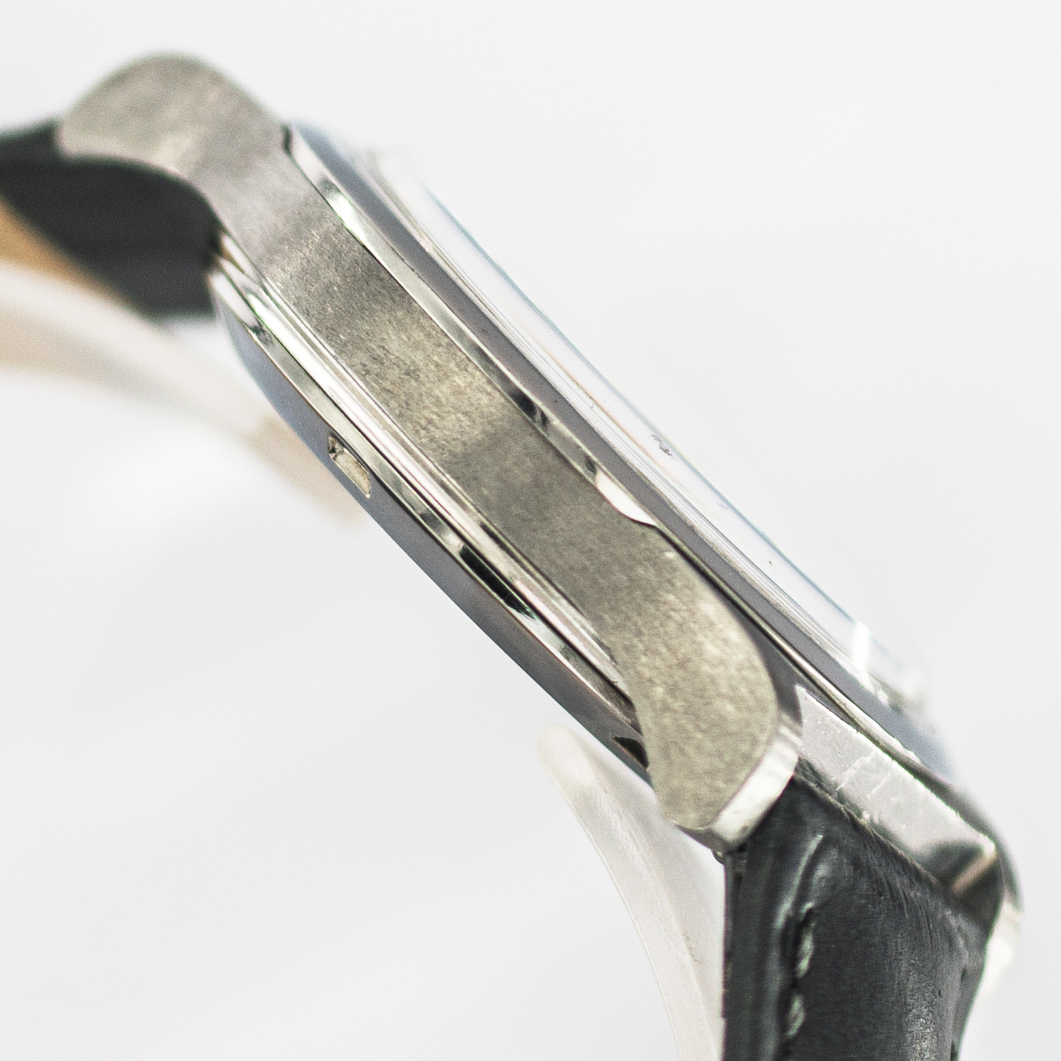 1606_marcels_watch_group_wristwatch_1973_vintage_omega_166.0168_geneve_case_side_05