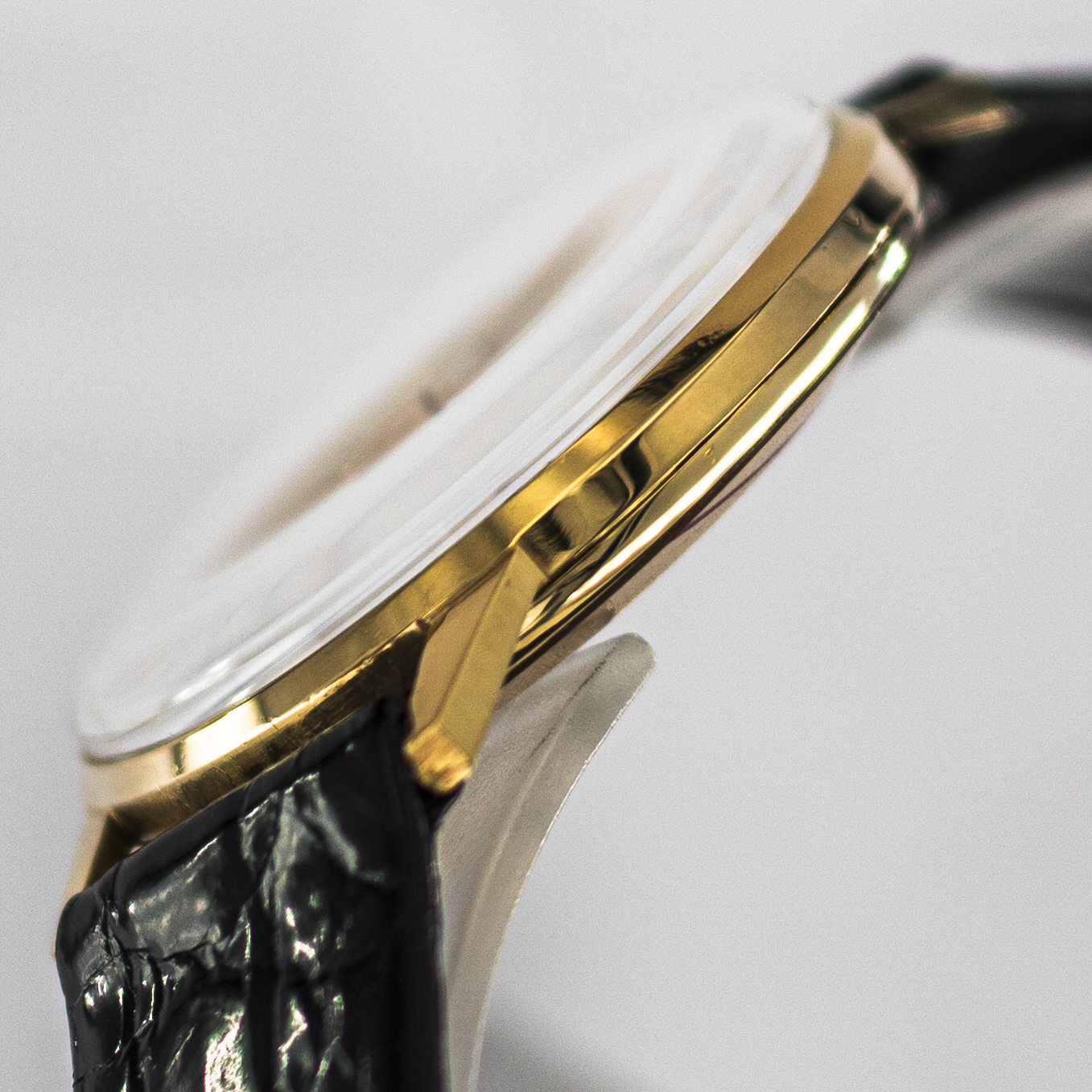 1611_marcels_watch_group_wristwatch_1968_vintage_jaegerlecoultre_20007_calatrava_18K_case_side_06