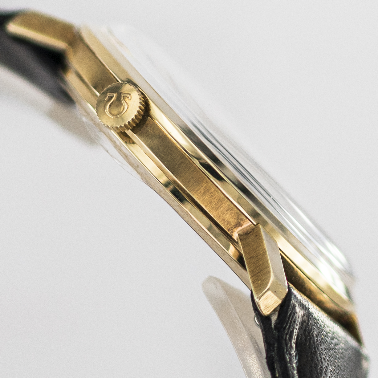 1615_marcels_watch_group_wristwatch_1972_vintage_omega_132.9085_1181_genêve_14K_gold_case_side_02
