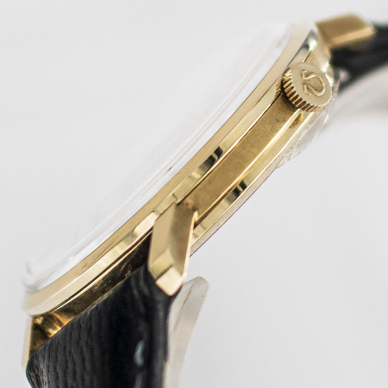 1615_marcels_watch_group_wristwatch_1972_vintage_omega_132.9085_1181_genêve_14K_gold_case_side_03