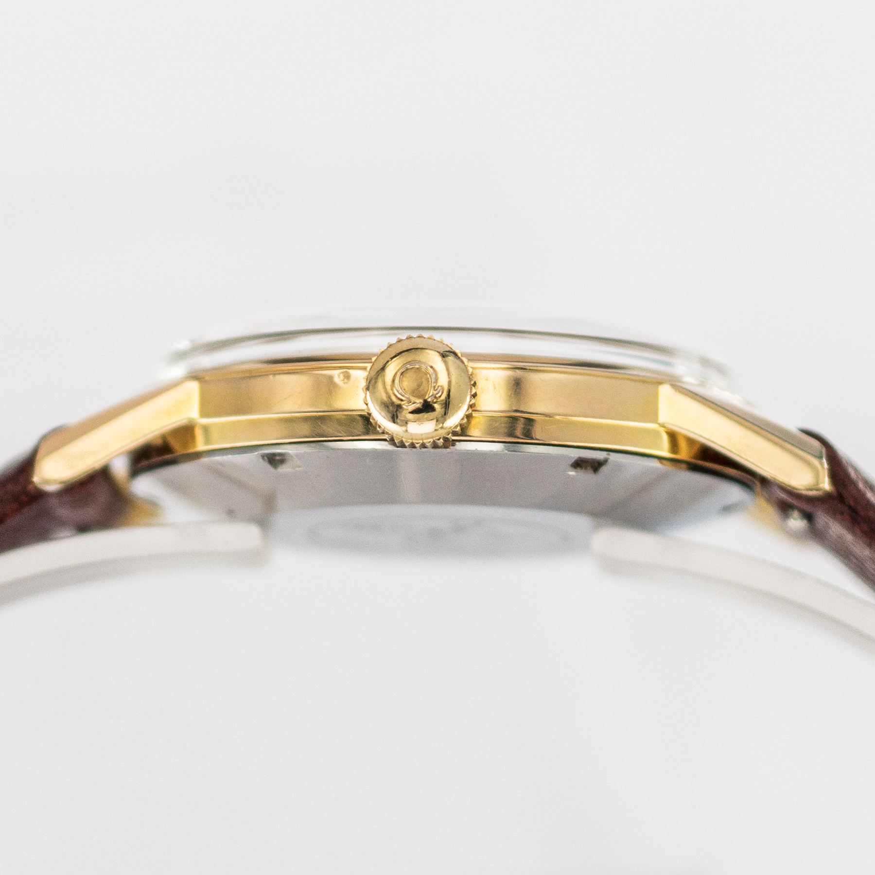 1621_marcels_watch_group_wristwatch_1962_vintagewatch_omega_135.003_seamaster_30_case_side_01