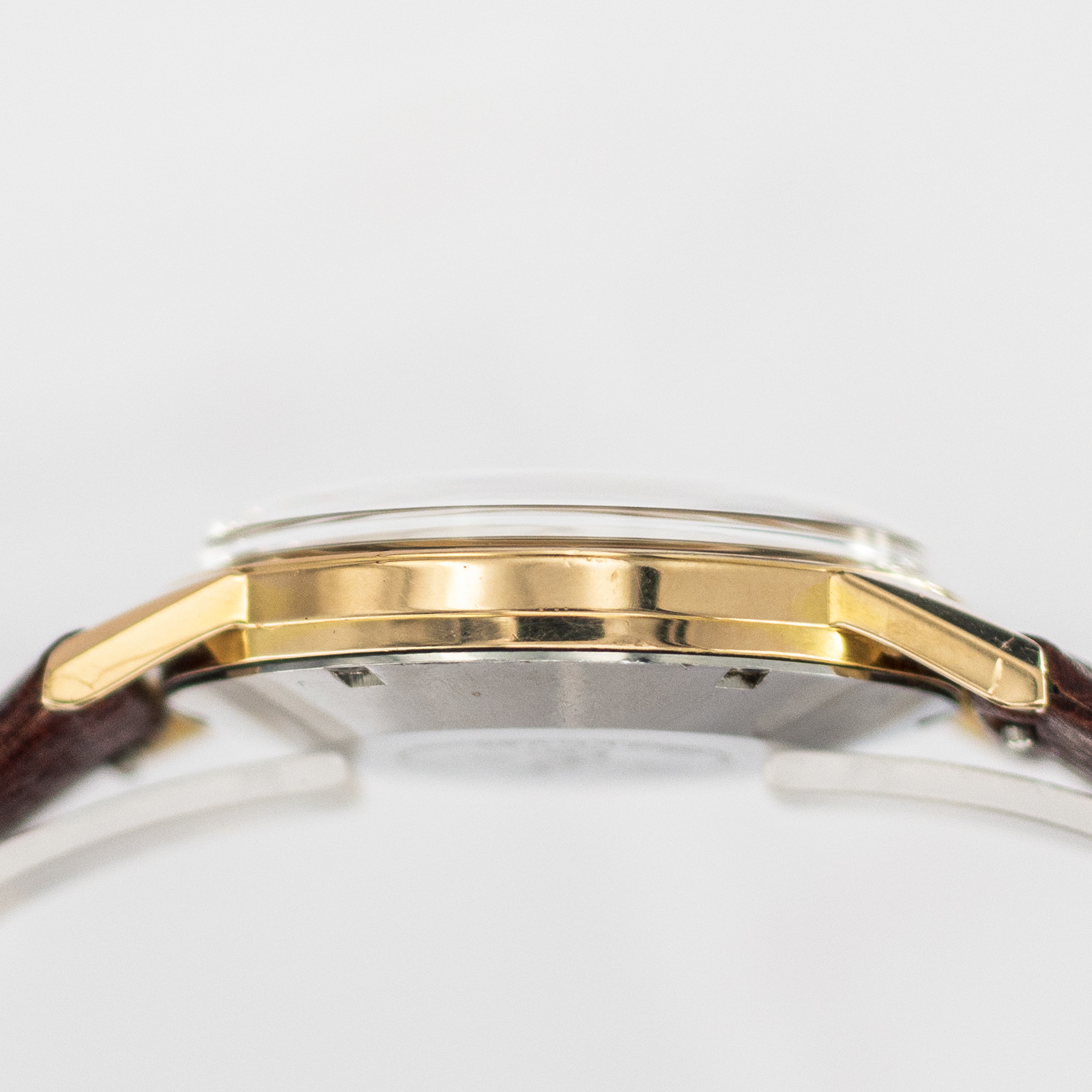 1621_marcels_watch_group_wristwatch_1962_vintagewatch_omega_135.003_seamaster_30_case_side_04