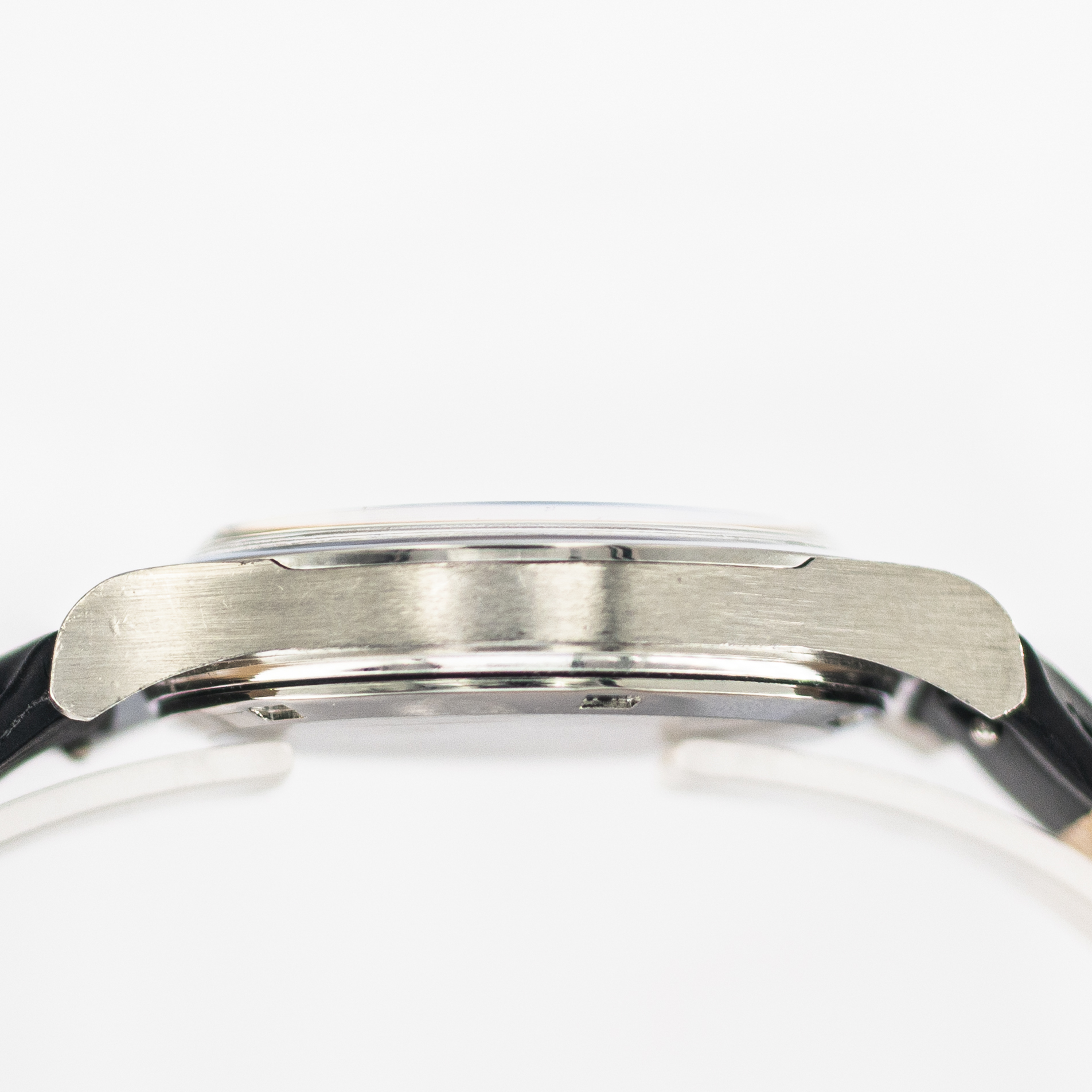 1625_marcles_watch_group_wristwatch_1972_vintage_omega_136.0102_geneve_case_side_01