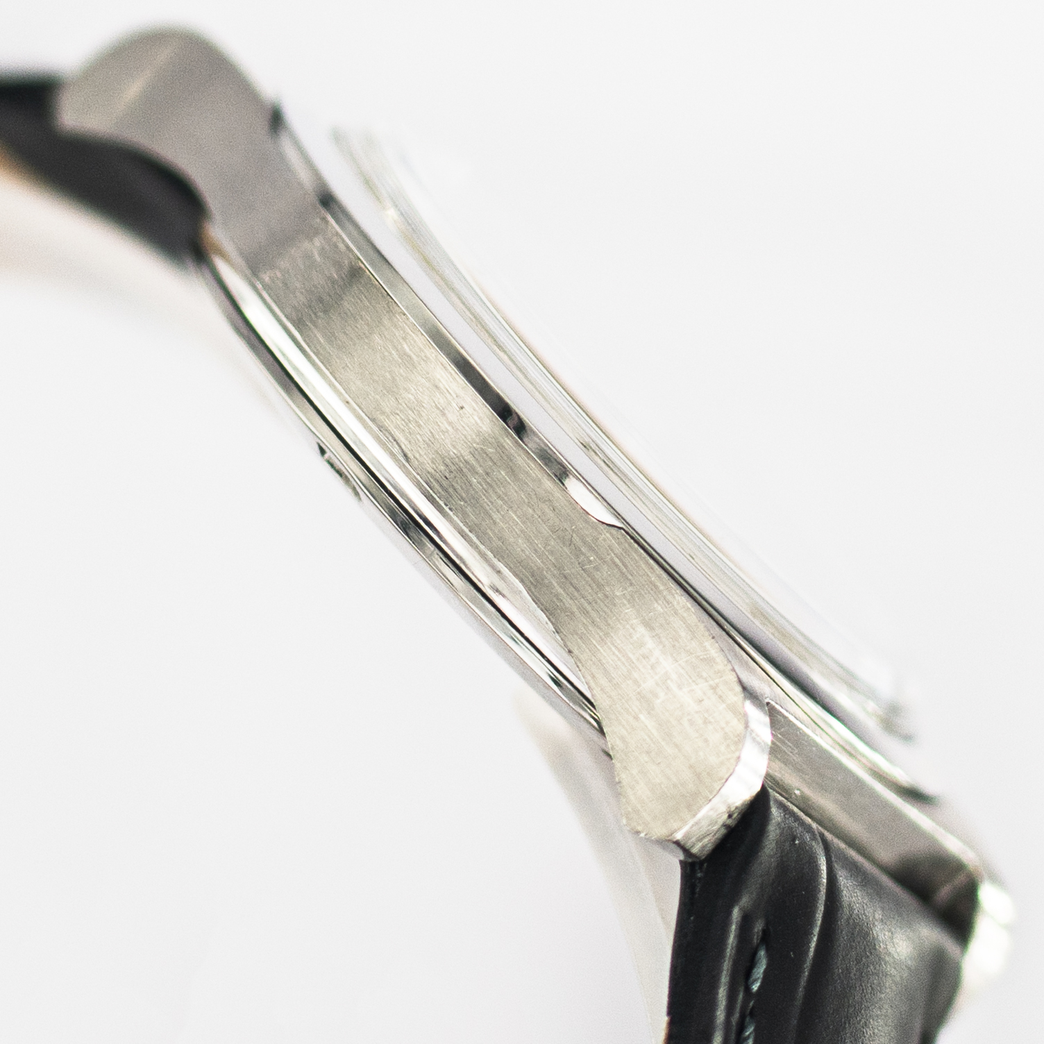 1625_marcles_watch_group_wristwatch_1972_vintage_omega_136.0102_geneve_case_side_02