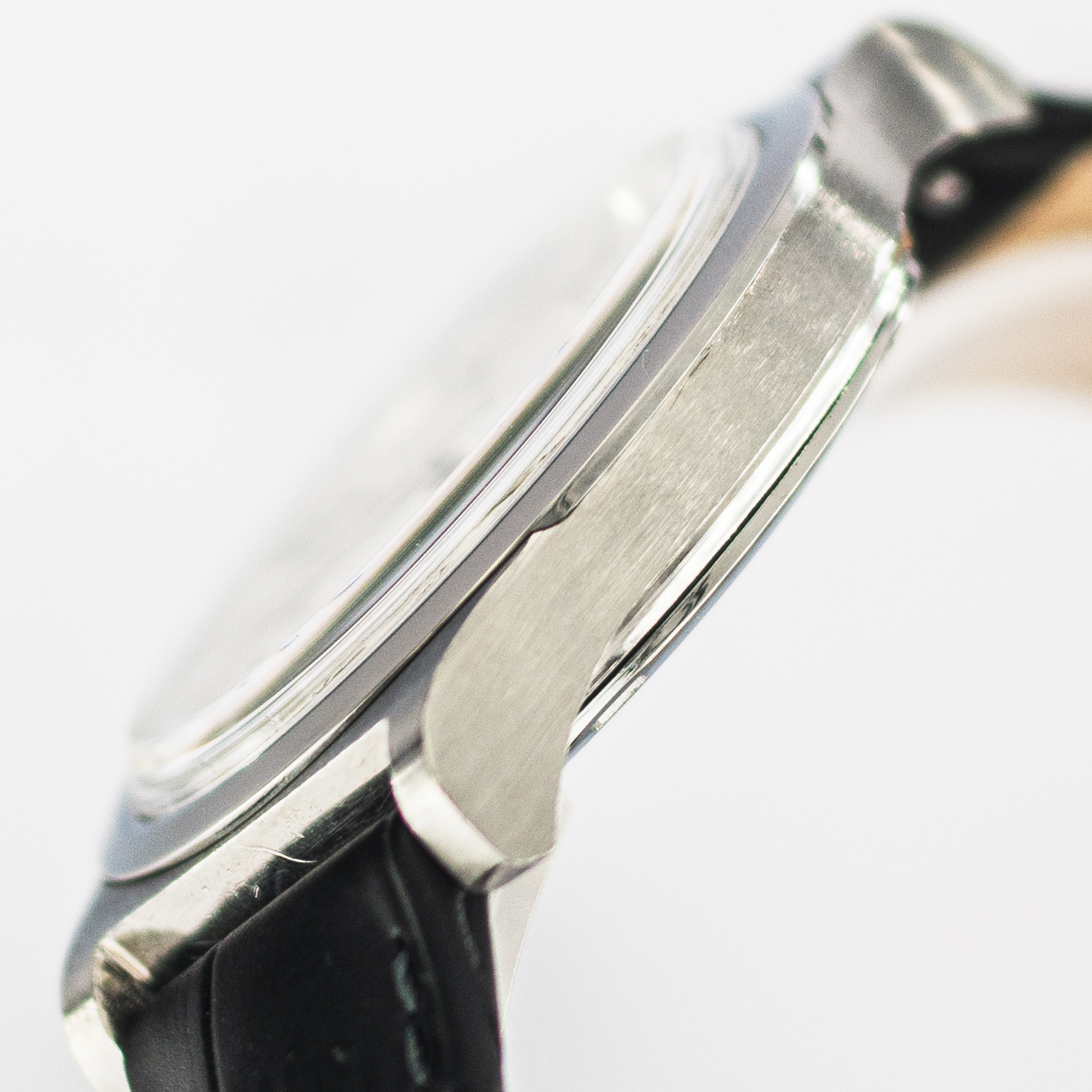 1625_marcles_watch_group_wristwatch_1972_vintage_omega_136.0102_geneve_case_side_03