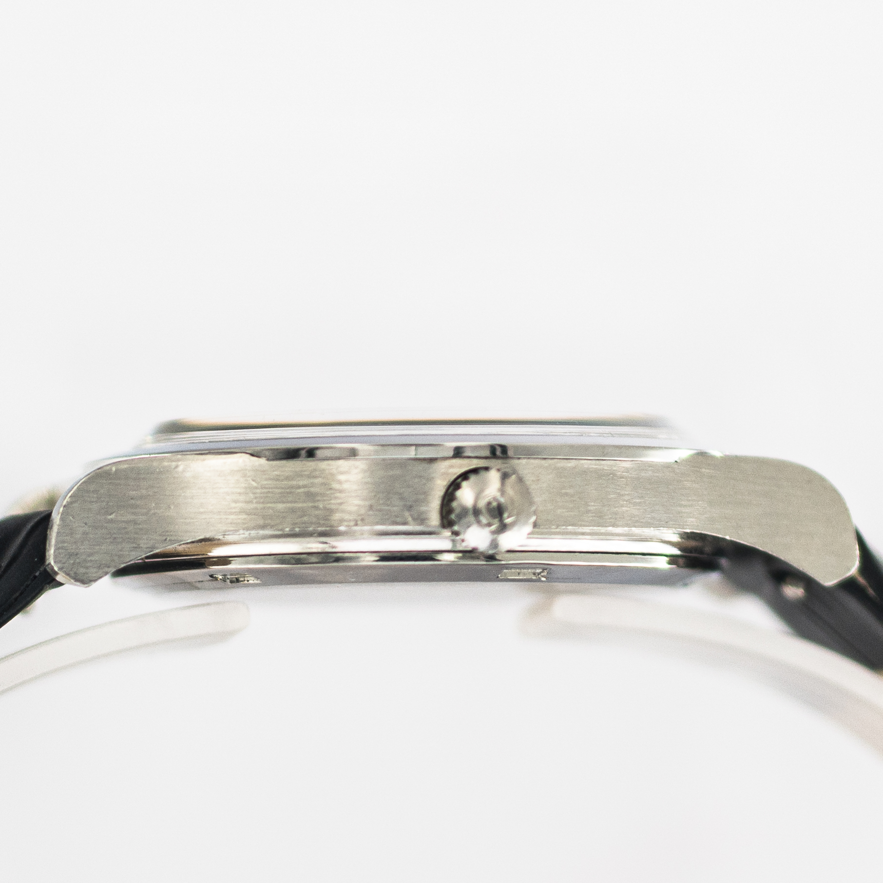 1625_marcles_watch_group_wristwatch_1972_vintage_omega_136.0102_geneve_case_side_04