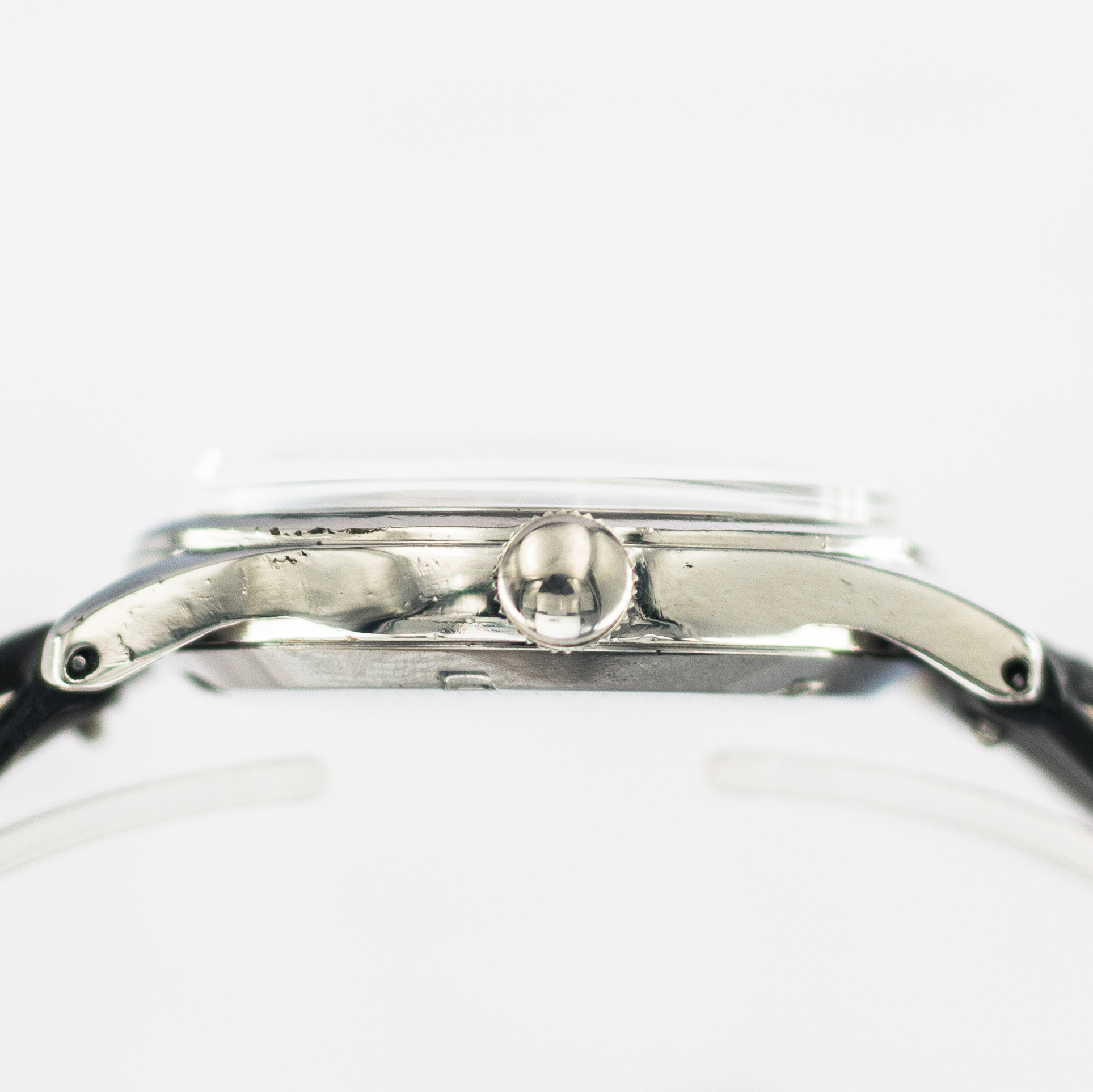 1638_marcels_watch_group_wristwatch_1947_vintage_omega_2400_5_suveran_case_side_01
